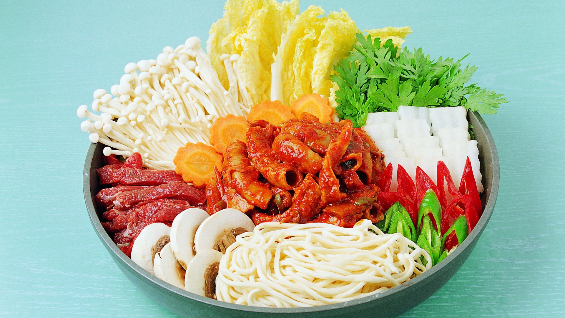 Мясо в тарелке с овощами, грибами и лапшой на голубом фоне