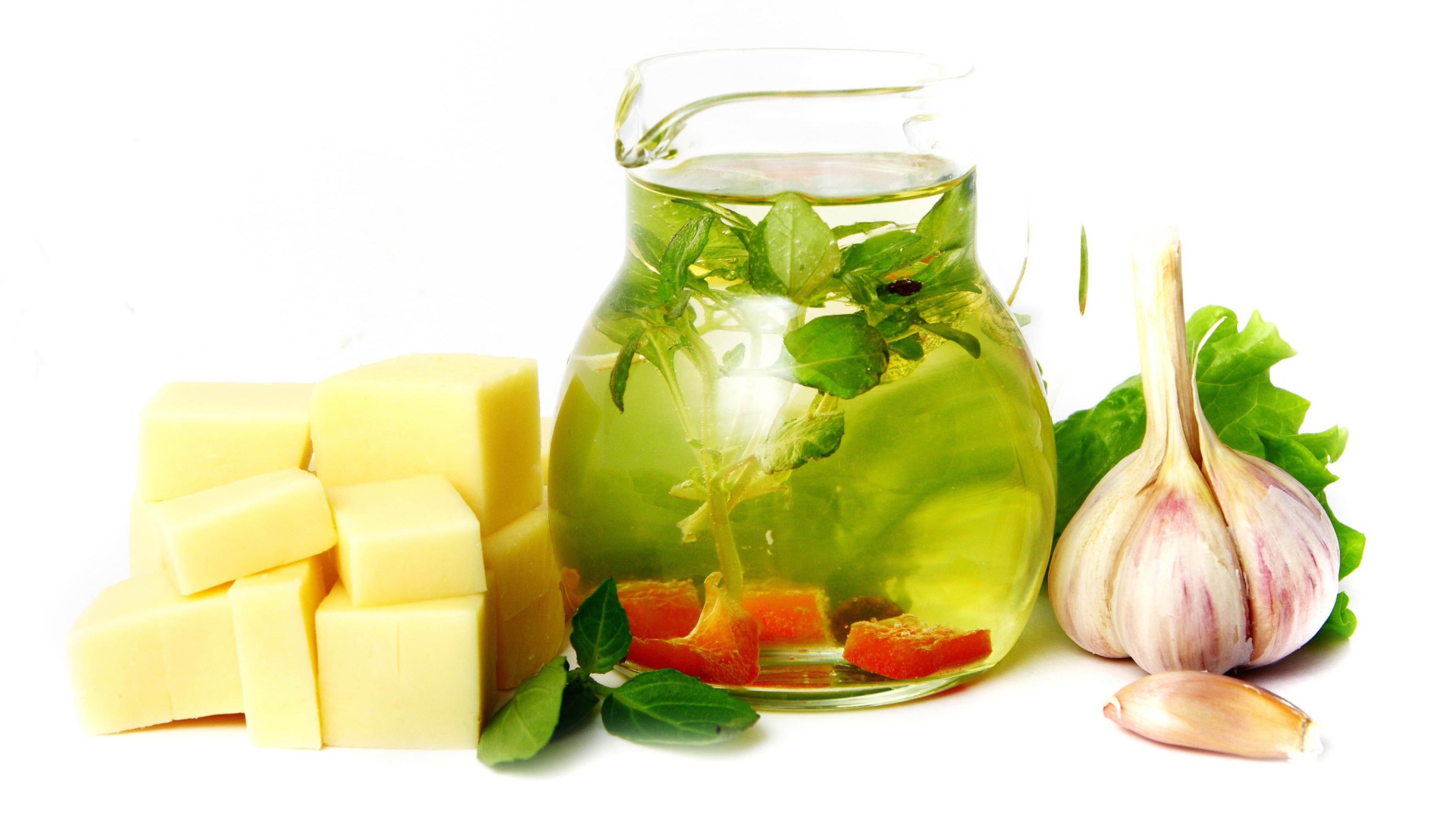 Рассол в кувшине на белом фоне с сыром и чесноком