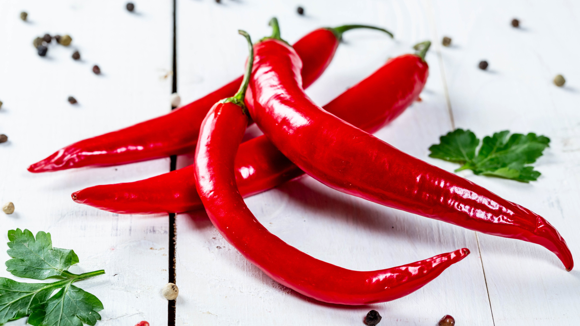 Стручки красного острого перца на столе