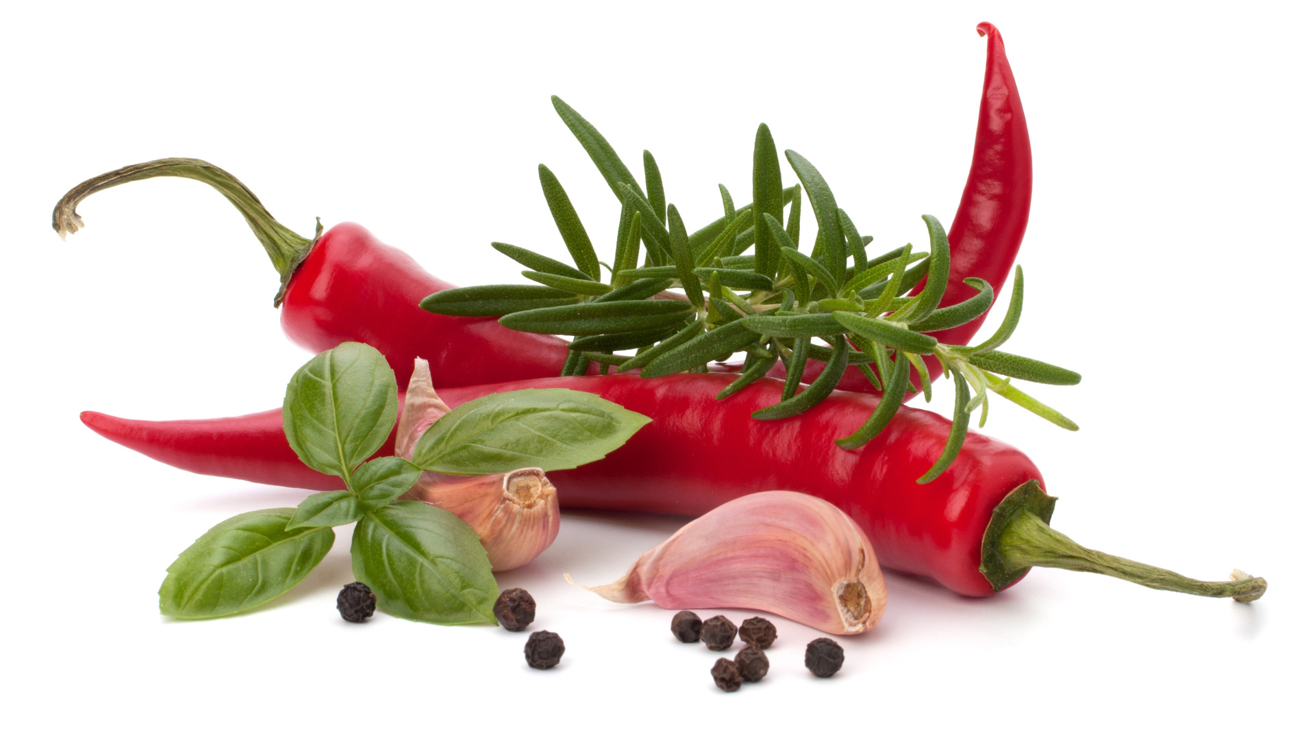 Красный перец с чесноком, базиликом, черным перцем и розмарином на белом фоне