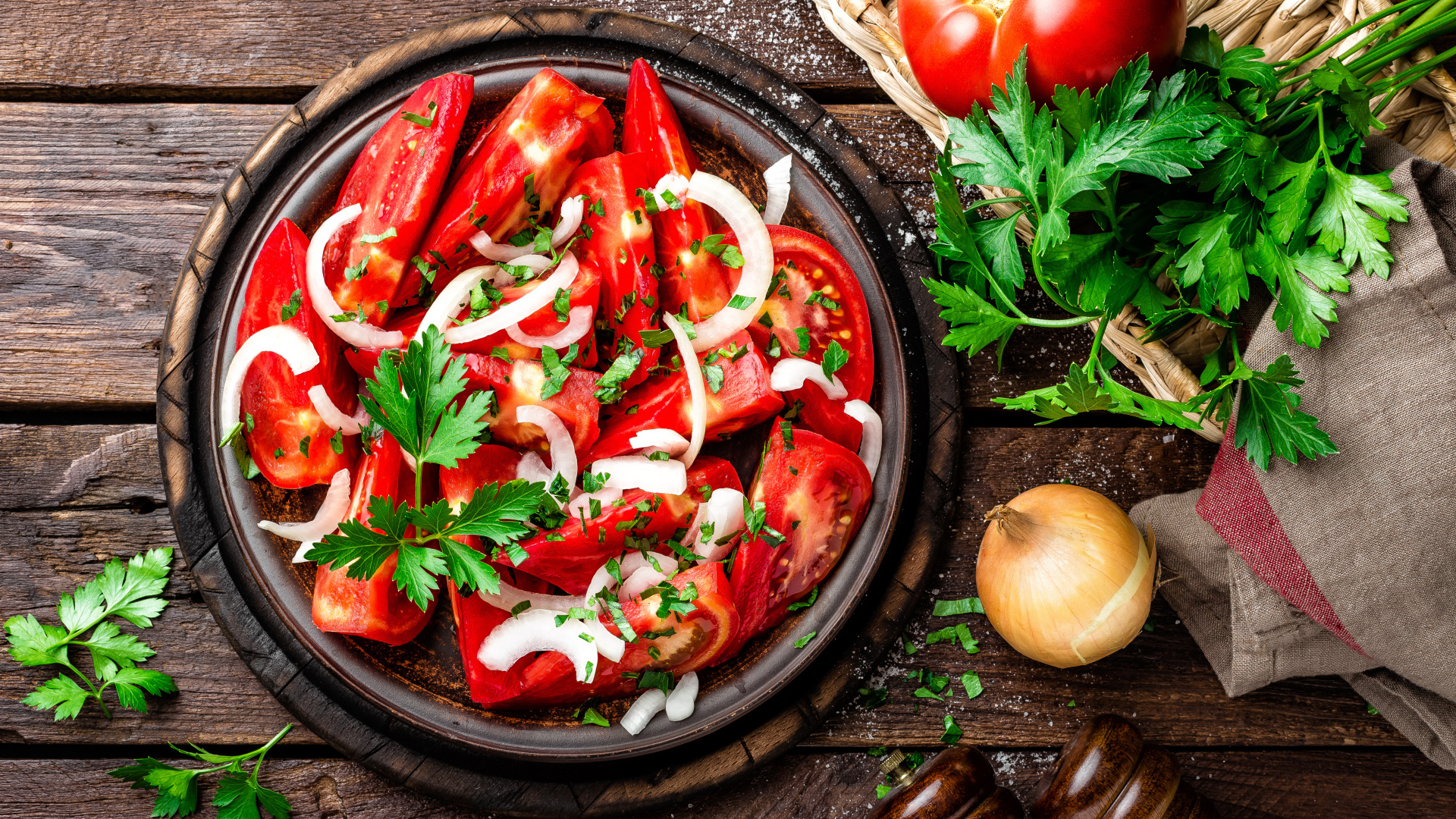 Салат из красных помидор с луком и петрушкой 