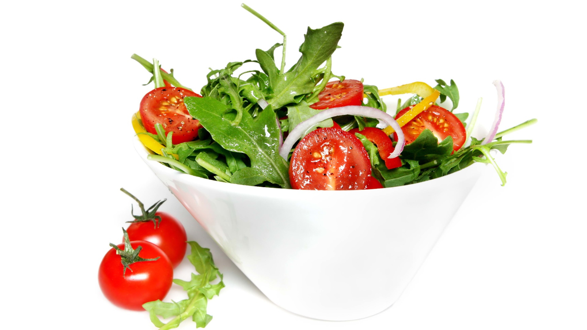 Салат с помидорами и рукколой на белом фоне