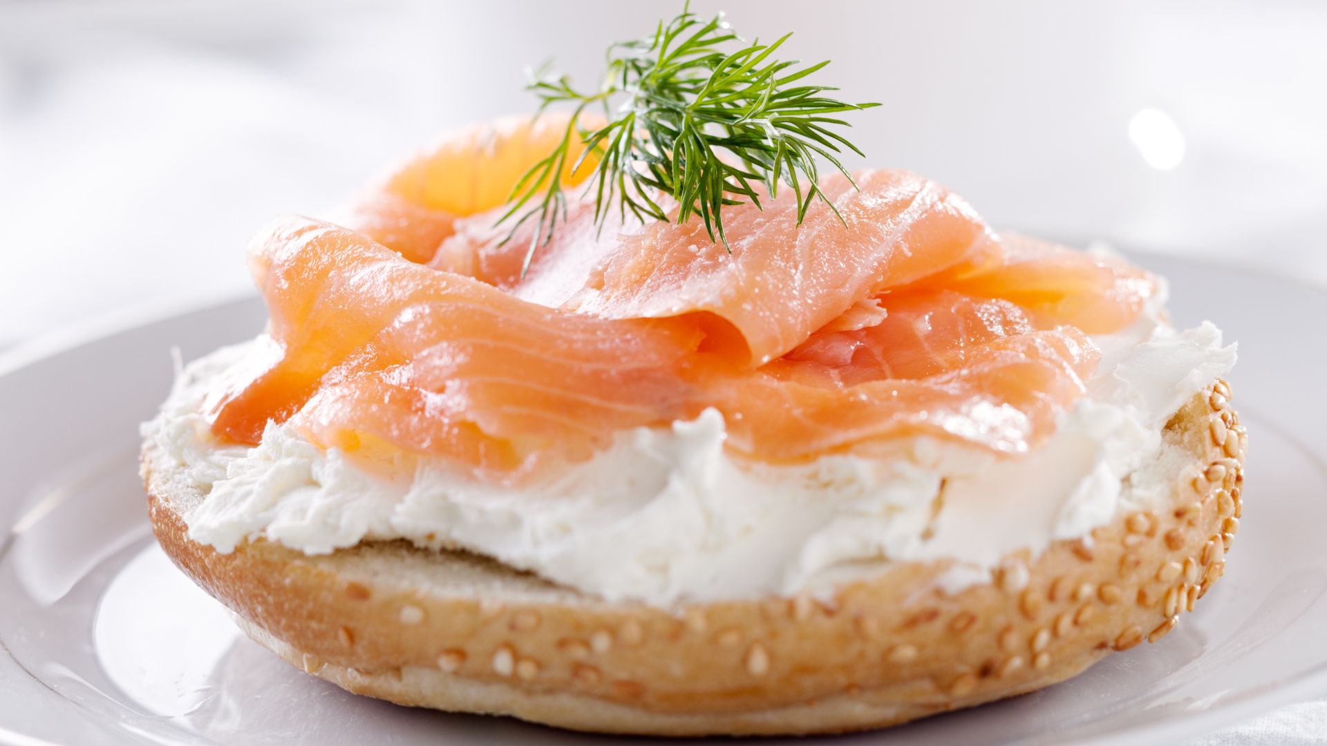 Бутерброд с сыром и красной рыбой на белой тарелке