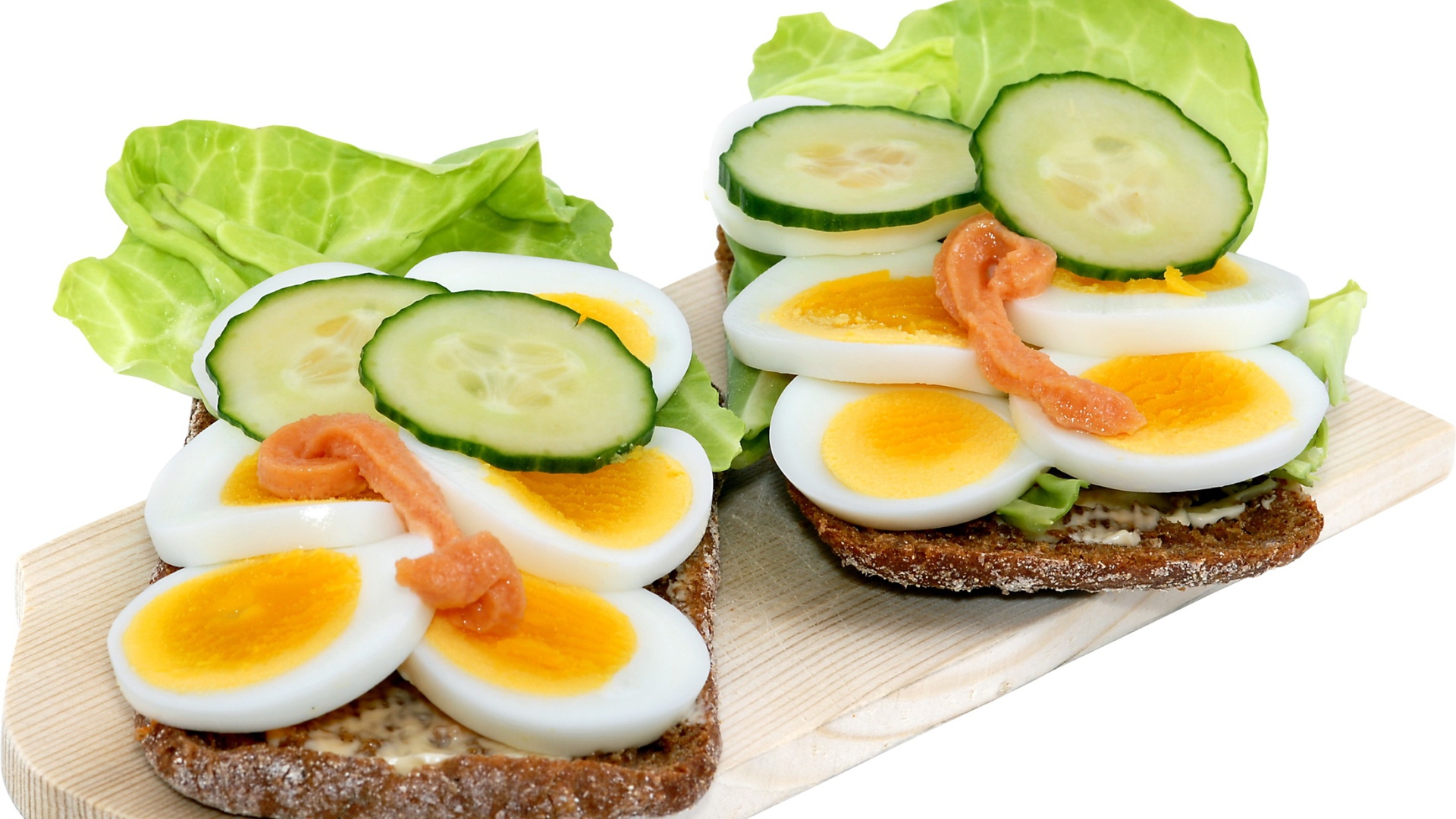 Бутерброды с огурцом, листьями салата и яйцом 