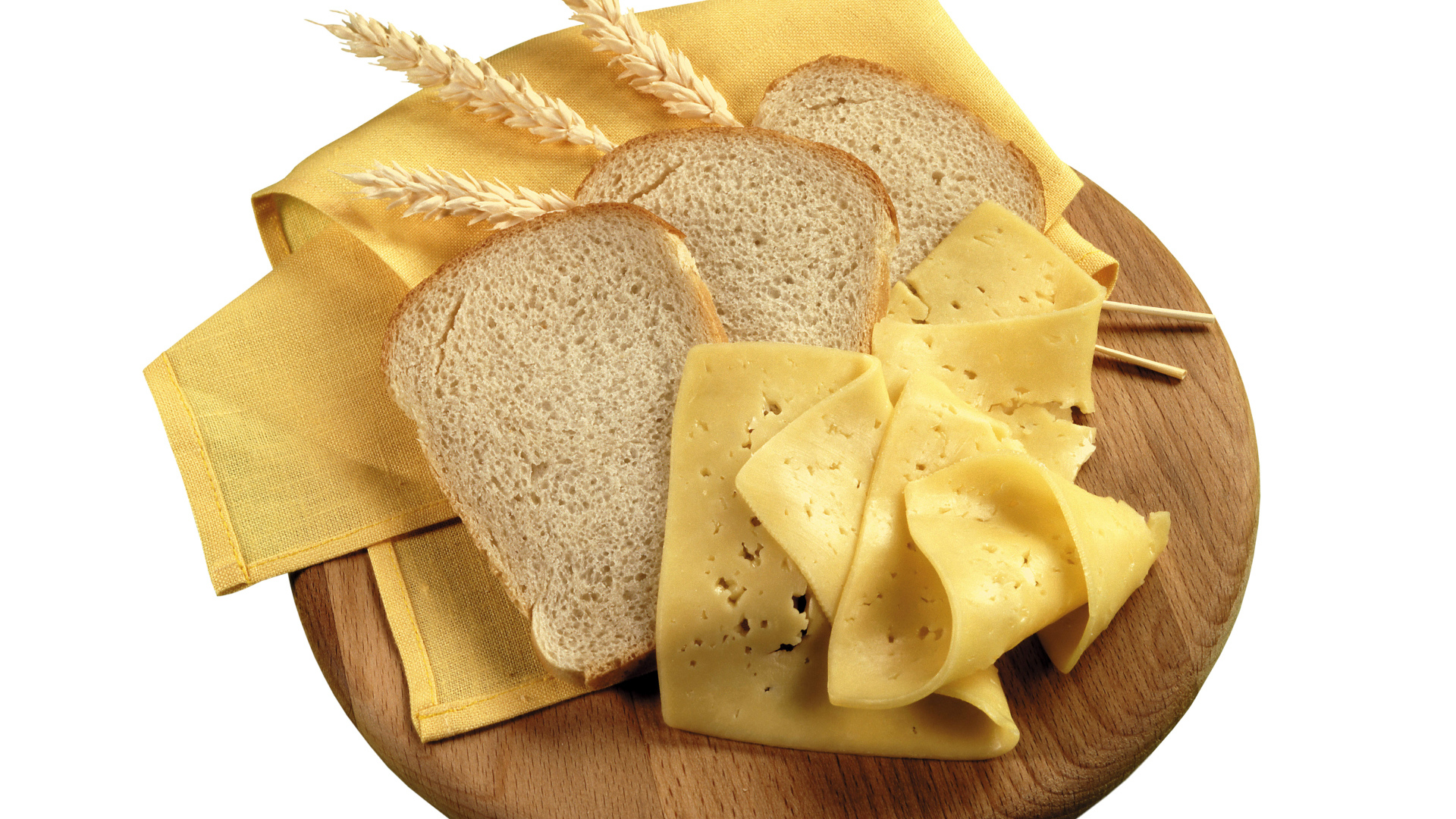 Куски хлеба на разделочной доске с сыром 