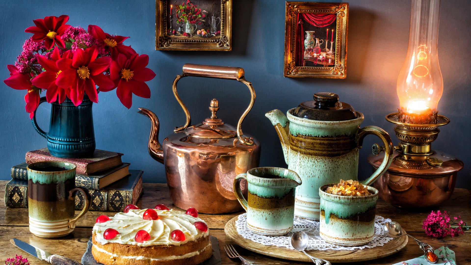 Натюрморт на столе с керосиновой лампой 