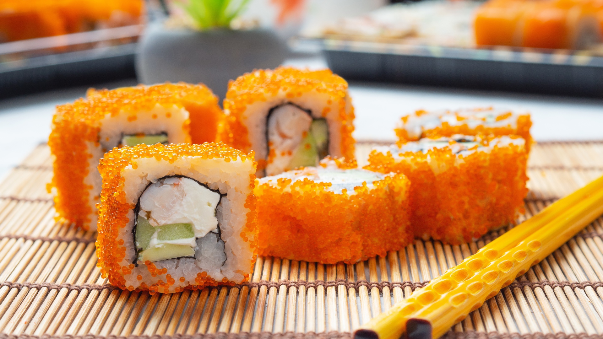 Суши с икрой на салфетке с палочками