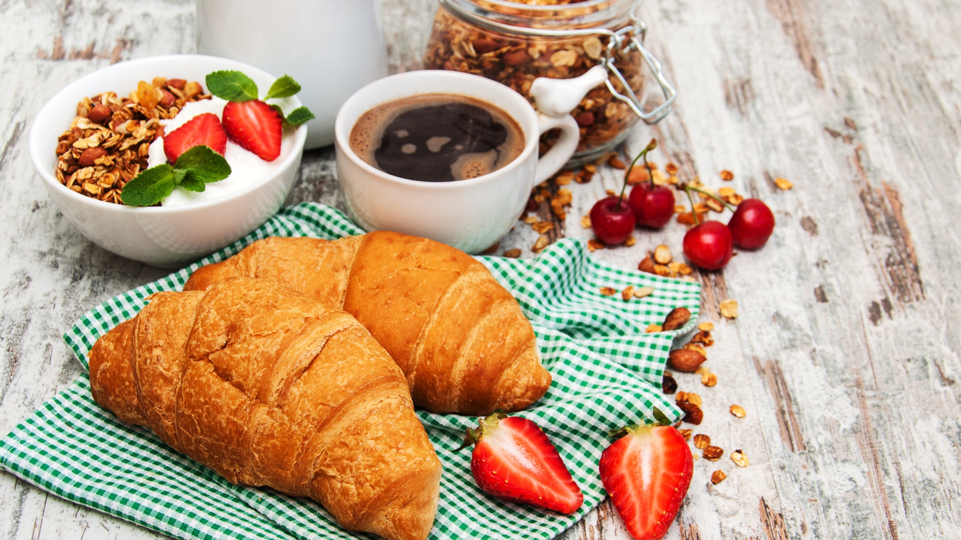 Вкусный завтрак со свежими круассанами на столе