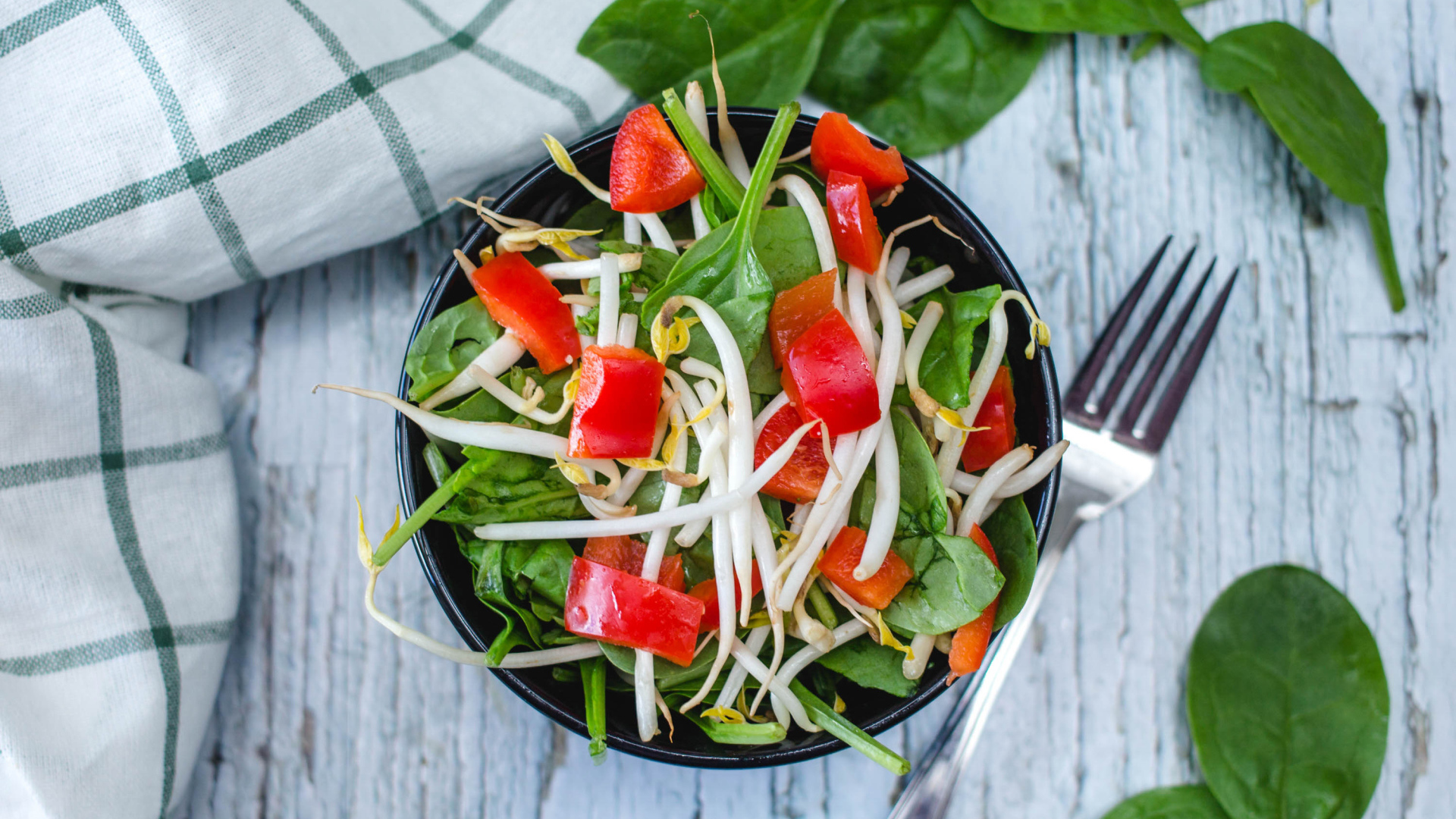 Овощной салат в миске на столе с вилкой