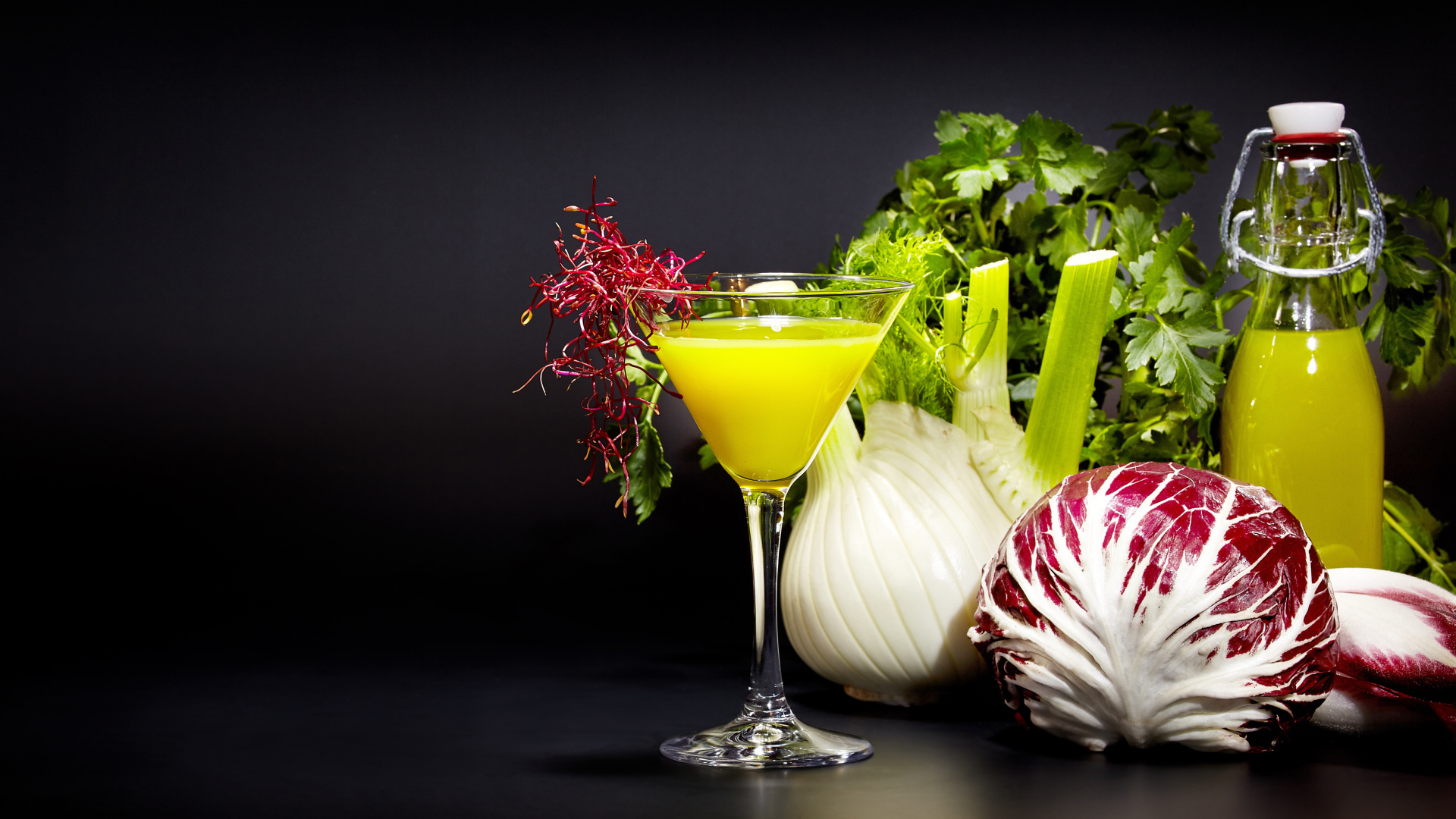 Овощи с зеленью на сером фоне с коктейлем 