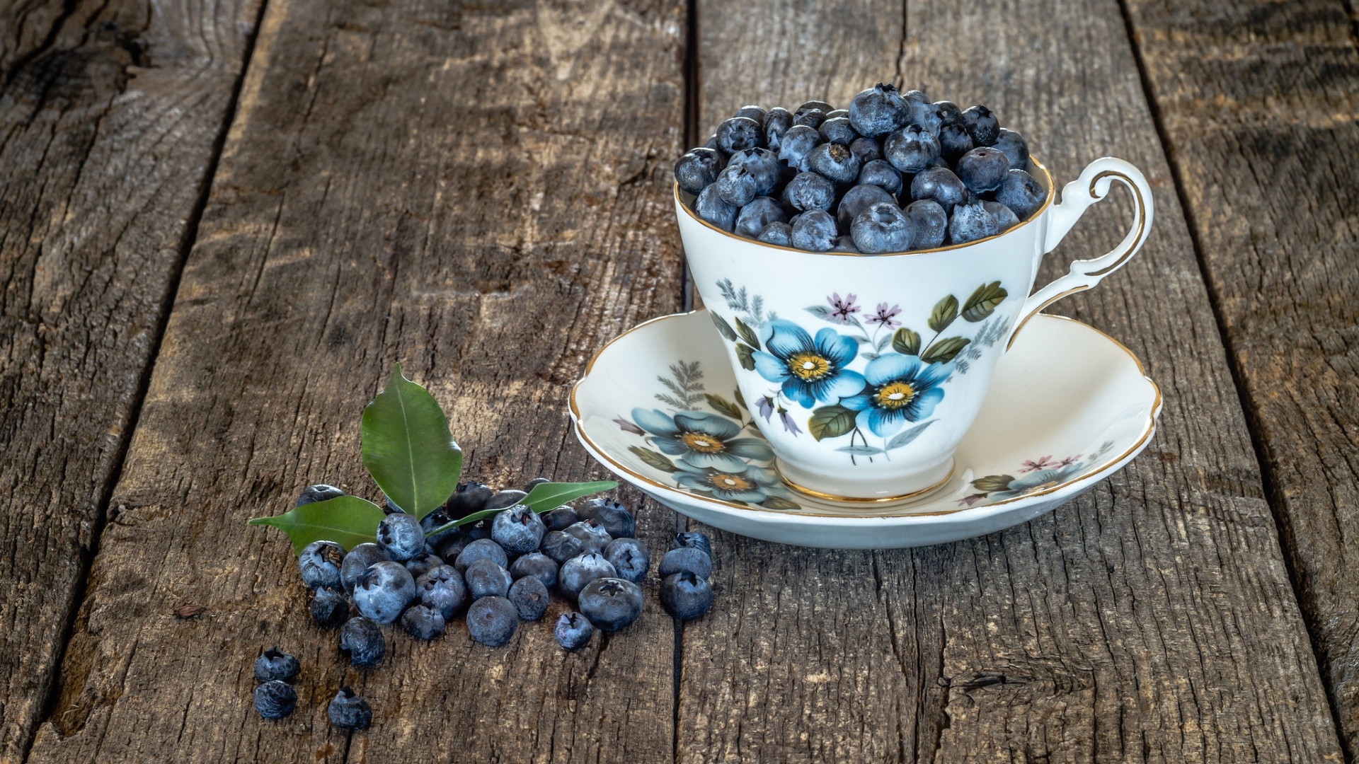 Красивая чашка наполнена ягодами черники