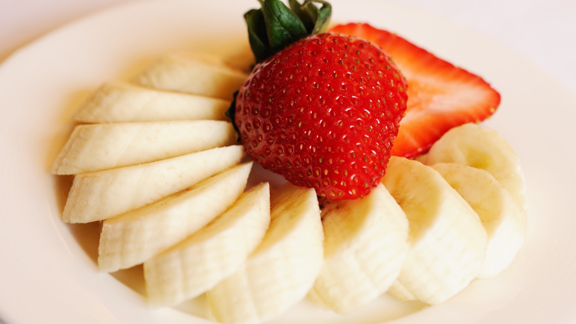 Бананы кусочками с ягодой клубники 