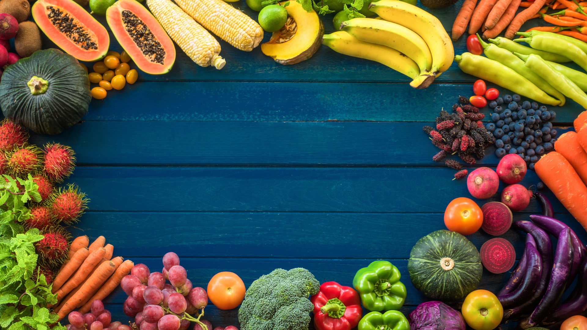 Фрукты, ягоды и овощи на голубом фоне