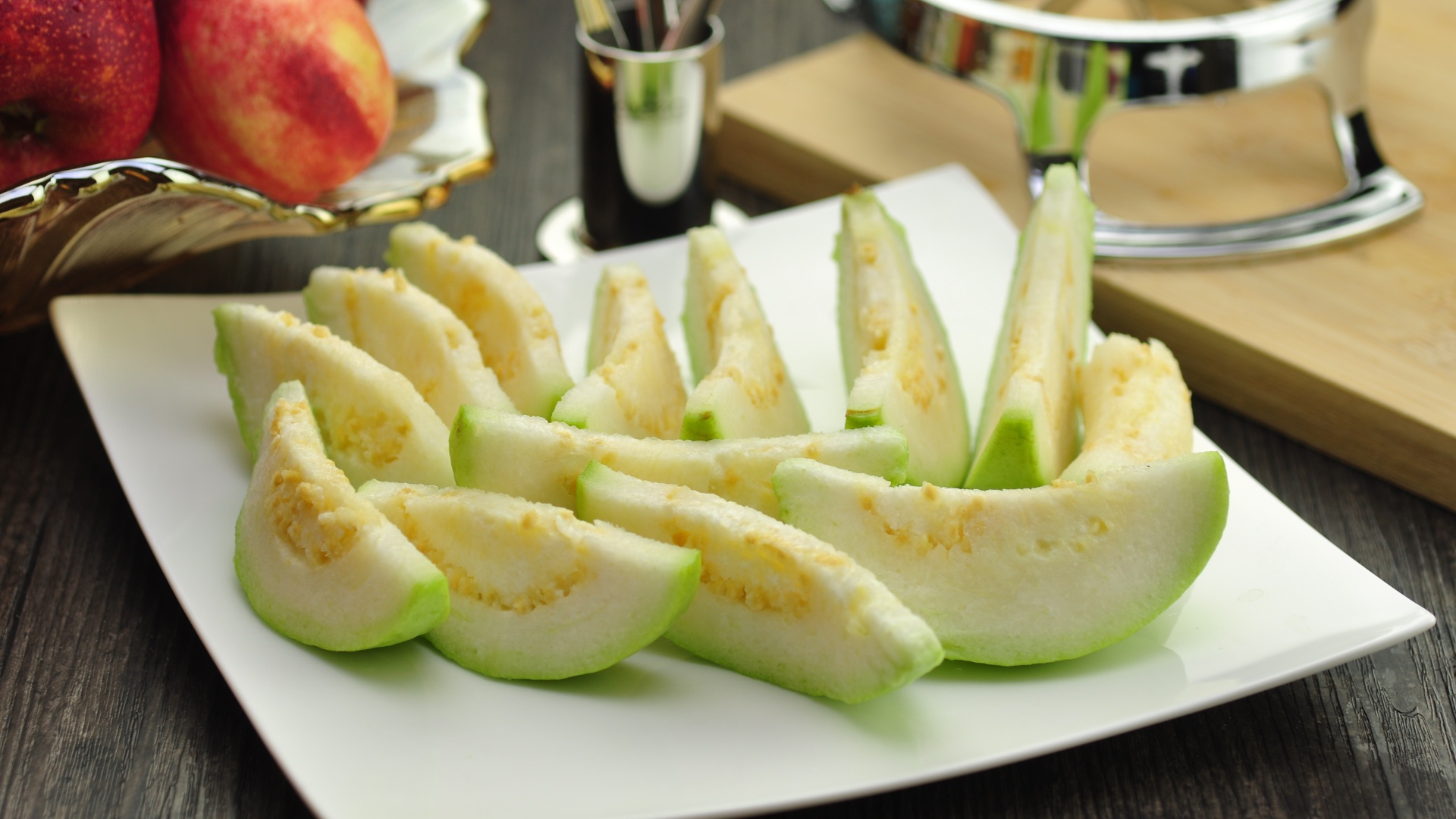 Кусочки плода гуава на белой тарелке