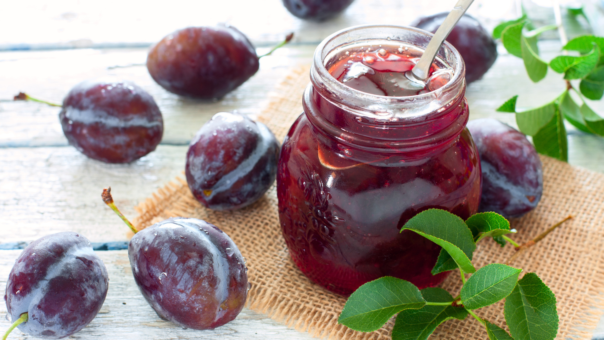 Джем в банке на столе со сливами