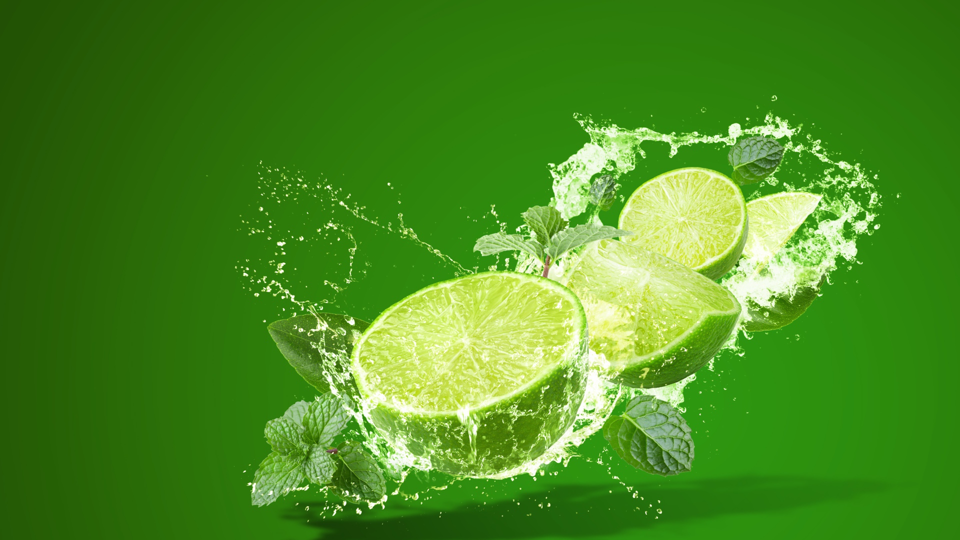 Лайм с мятой в брызгах воды на зеленом фоне