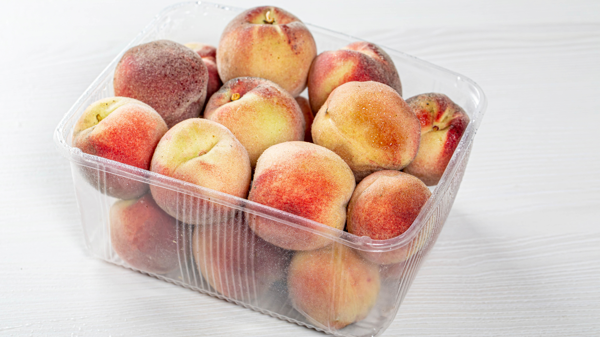 Персики с пластиковом контейнере 