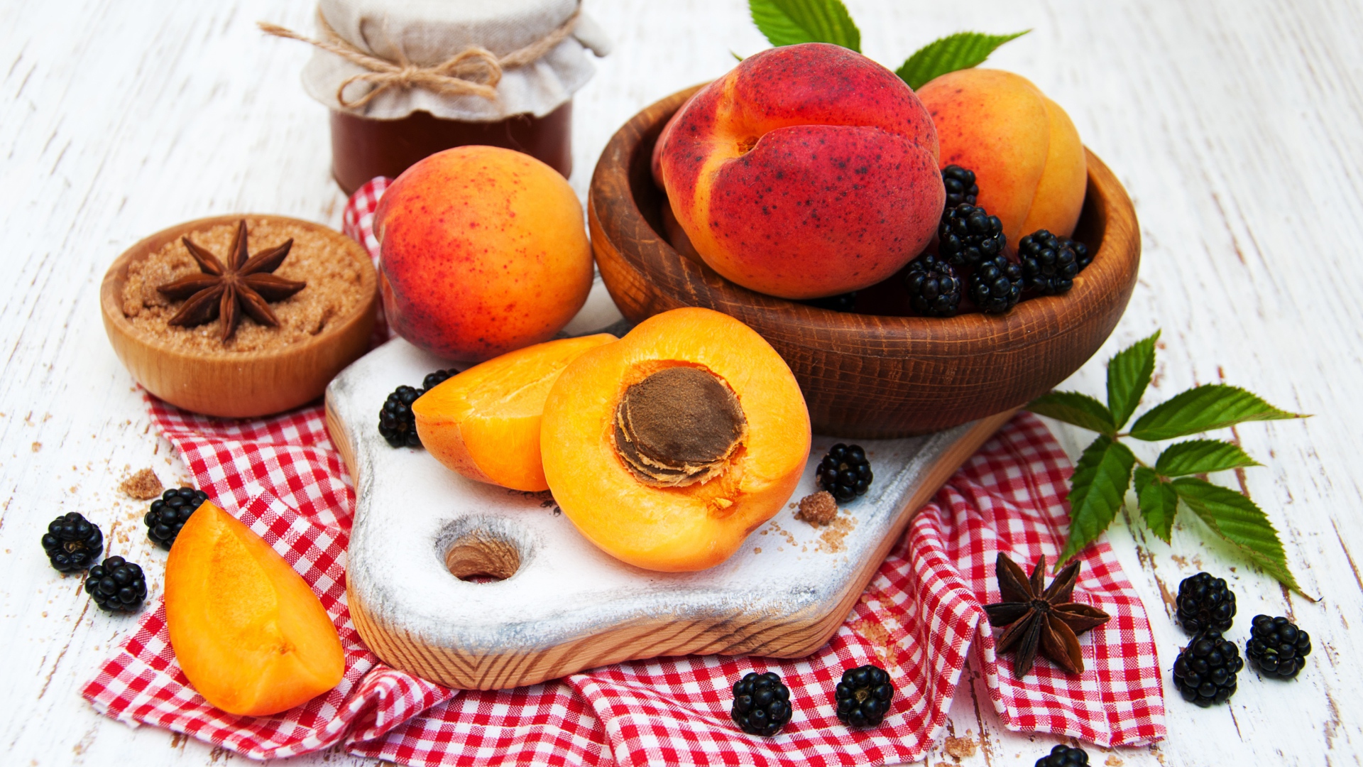 Спелые сочные абрикосы на столе с ягодами черники