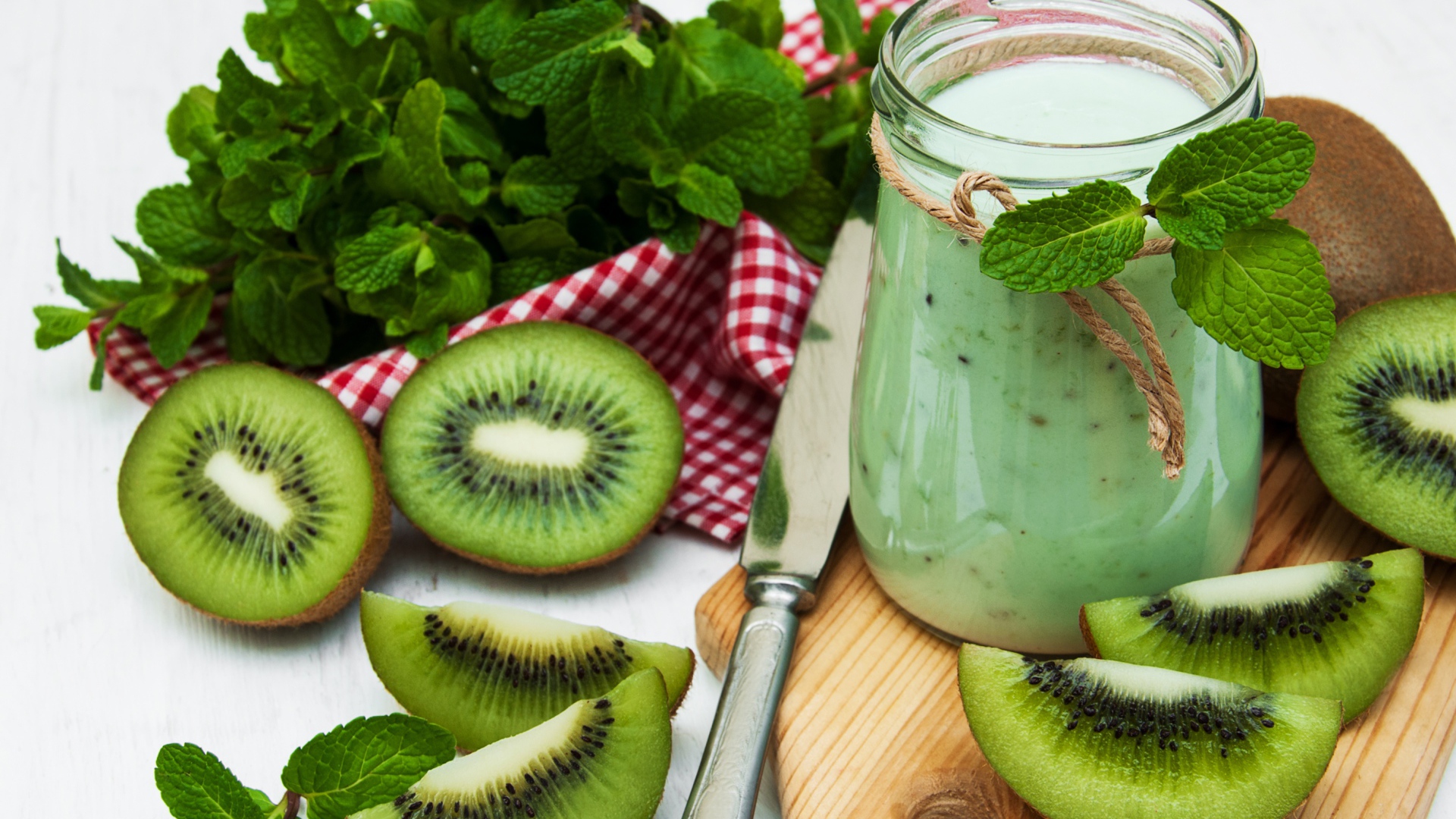 Смузи на столе с киви и мятой 