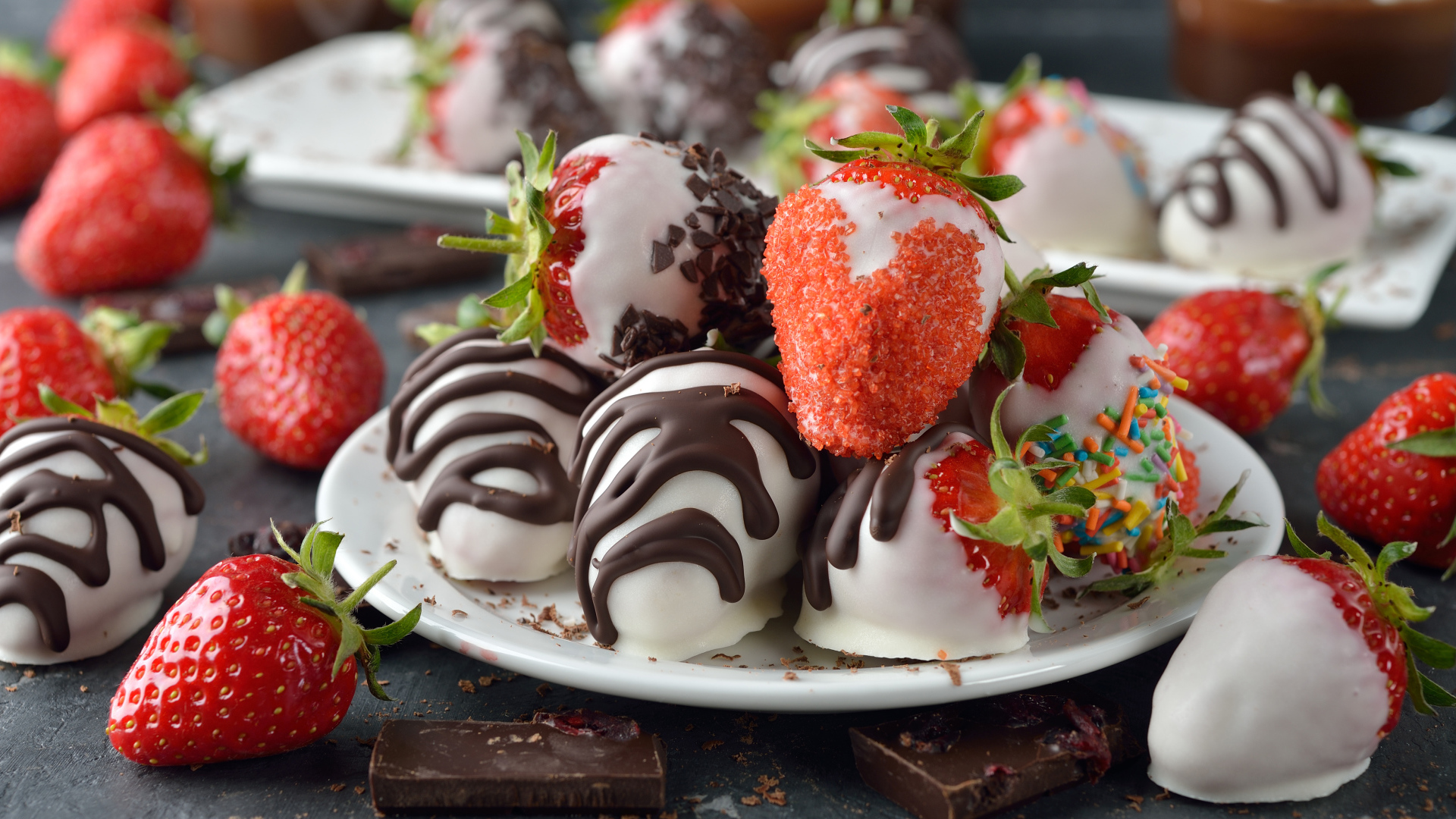 Клубника в шоколаде и сахаре на белой тарелке