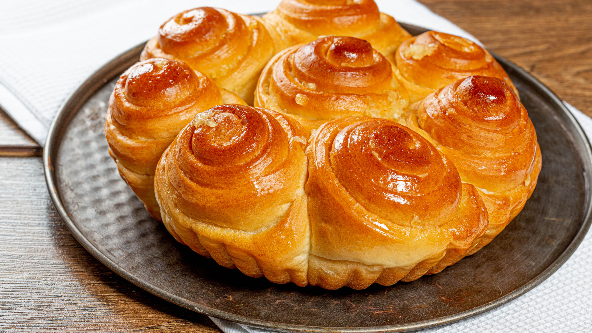 Аппетитные свежие булочки на столе