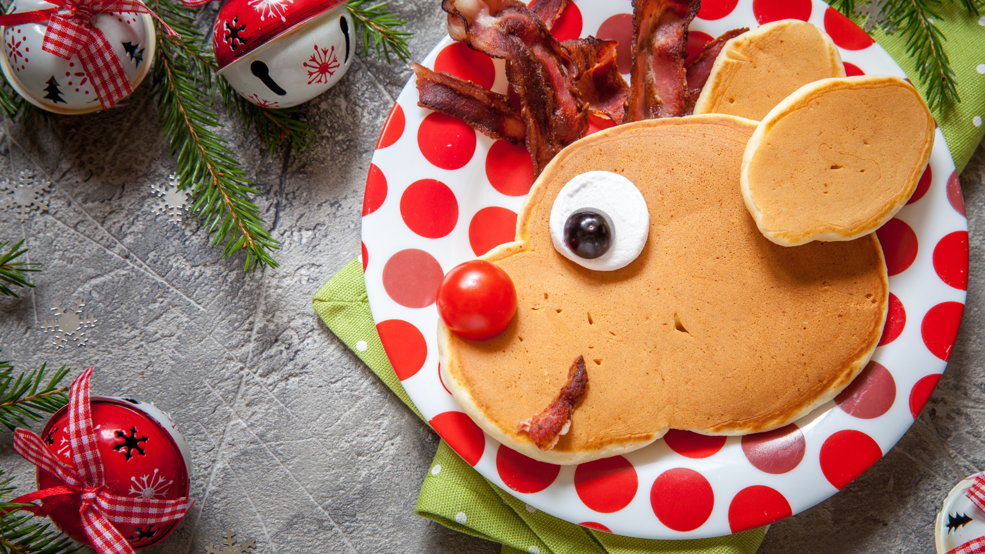 Оладьи на тарелке с беконом на новый год 