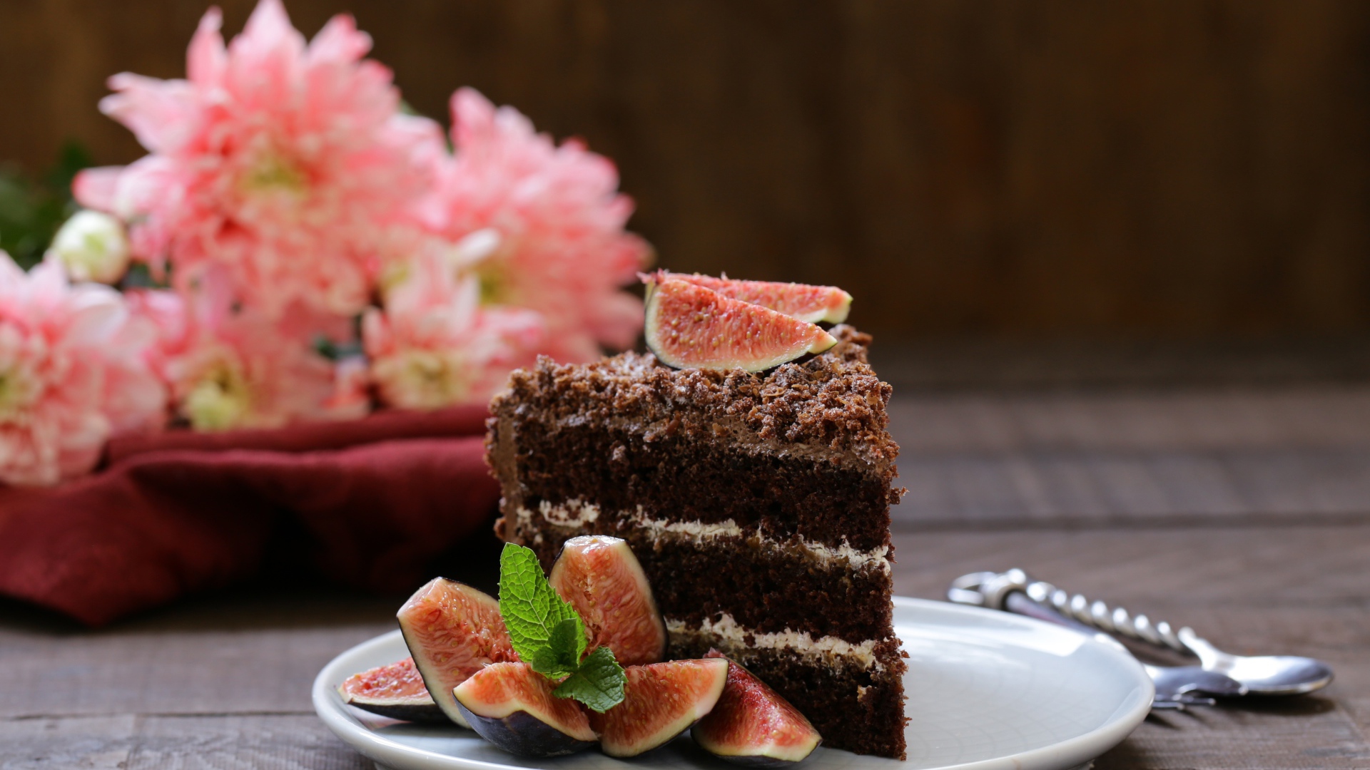 Кусок шоколадного торта с кусочками инжира 