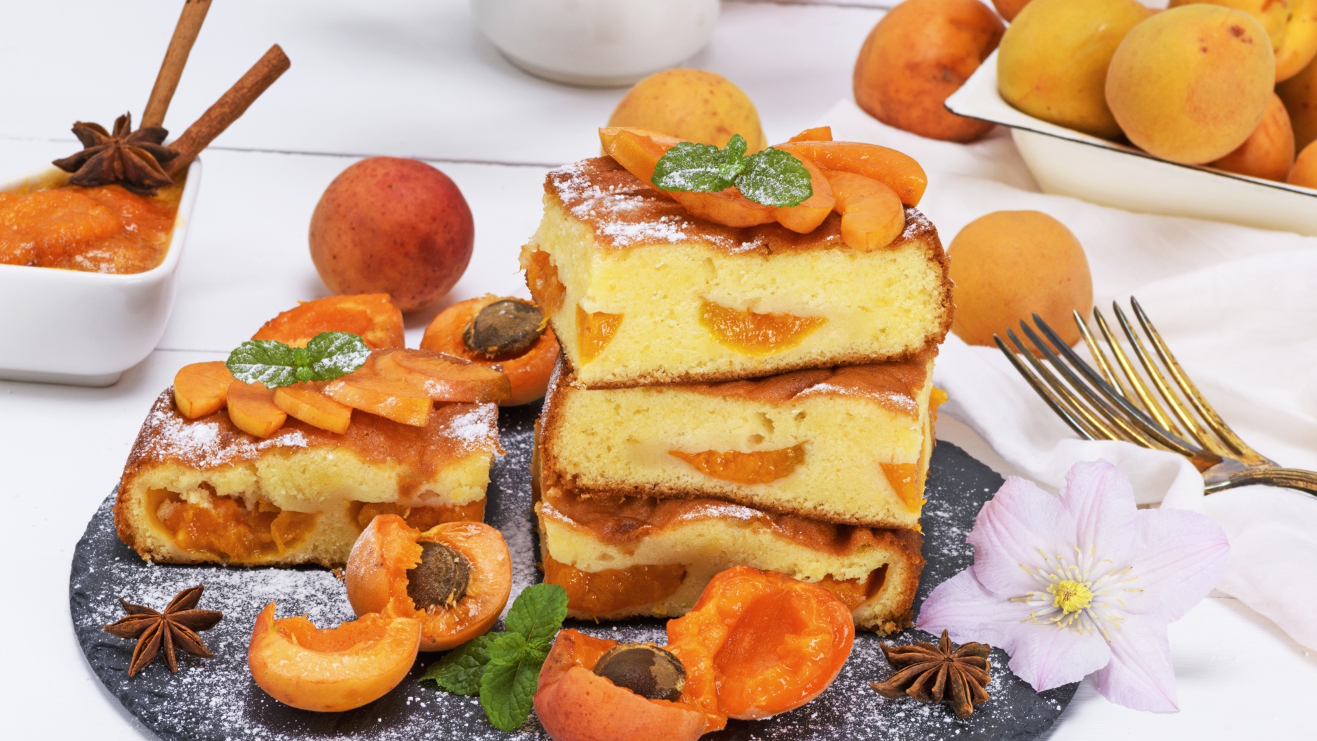 Аппетитный пирог с абрикосами на столе