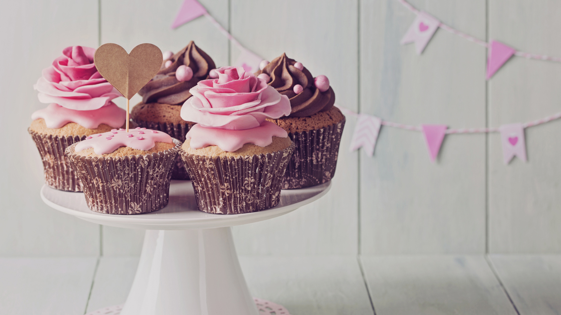 Аппетитные красивые праздничные кексы с кремом