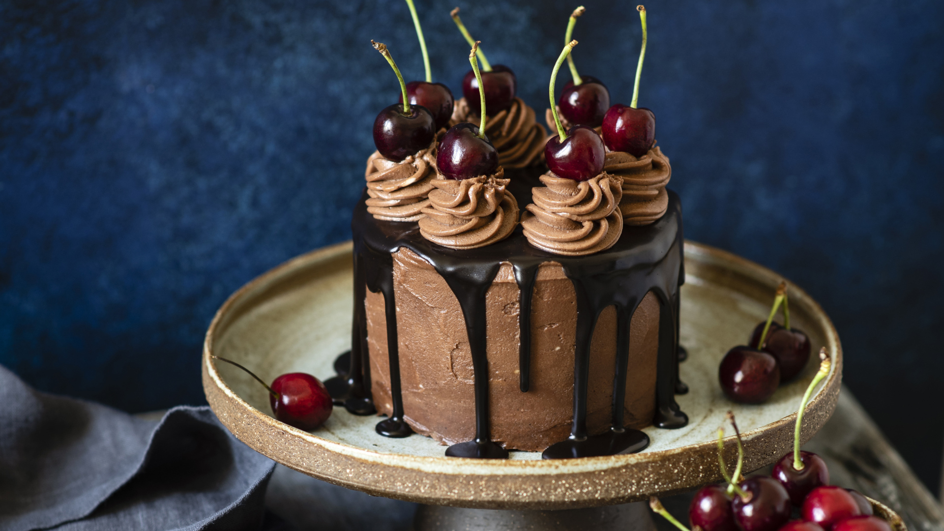 Аппетитный торт с кремом, шоколадом и черешней