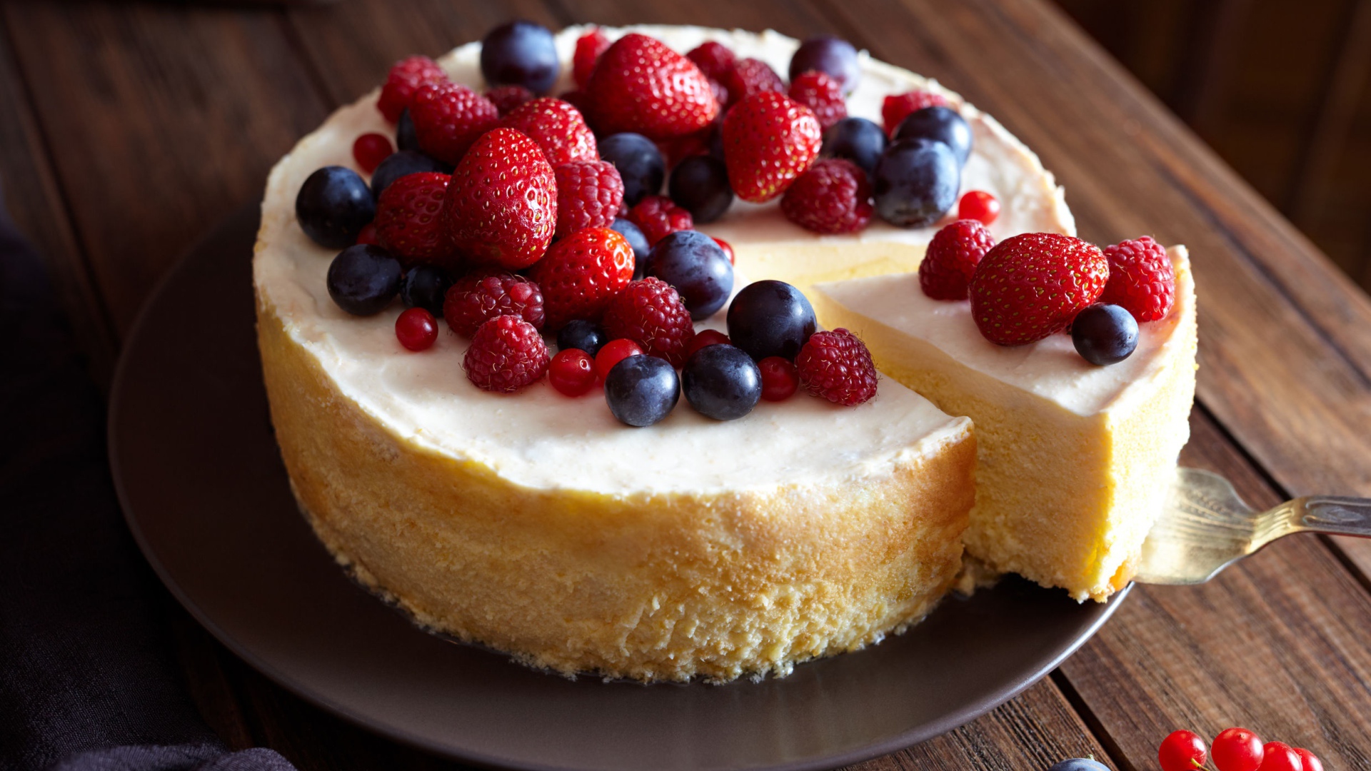 Аппетитный чизкейк с ягодами красной смородины, малины, клубники и черники