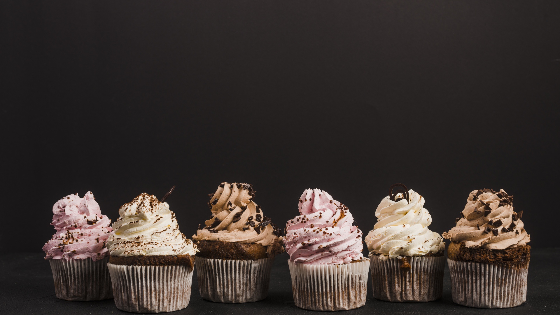 Аппетитные кексы с кремом на сером фоне