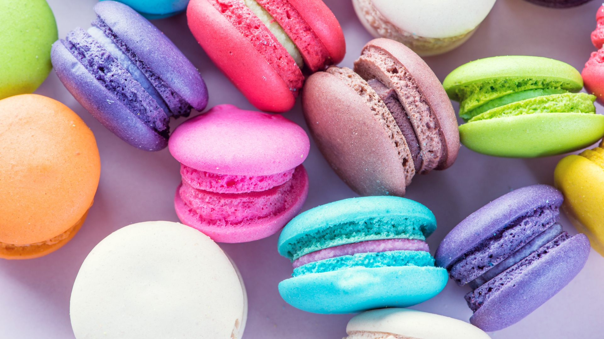 Аппетитные вкусные разноцветный десерт макарун