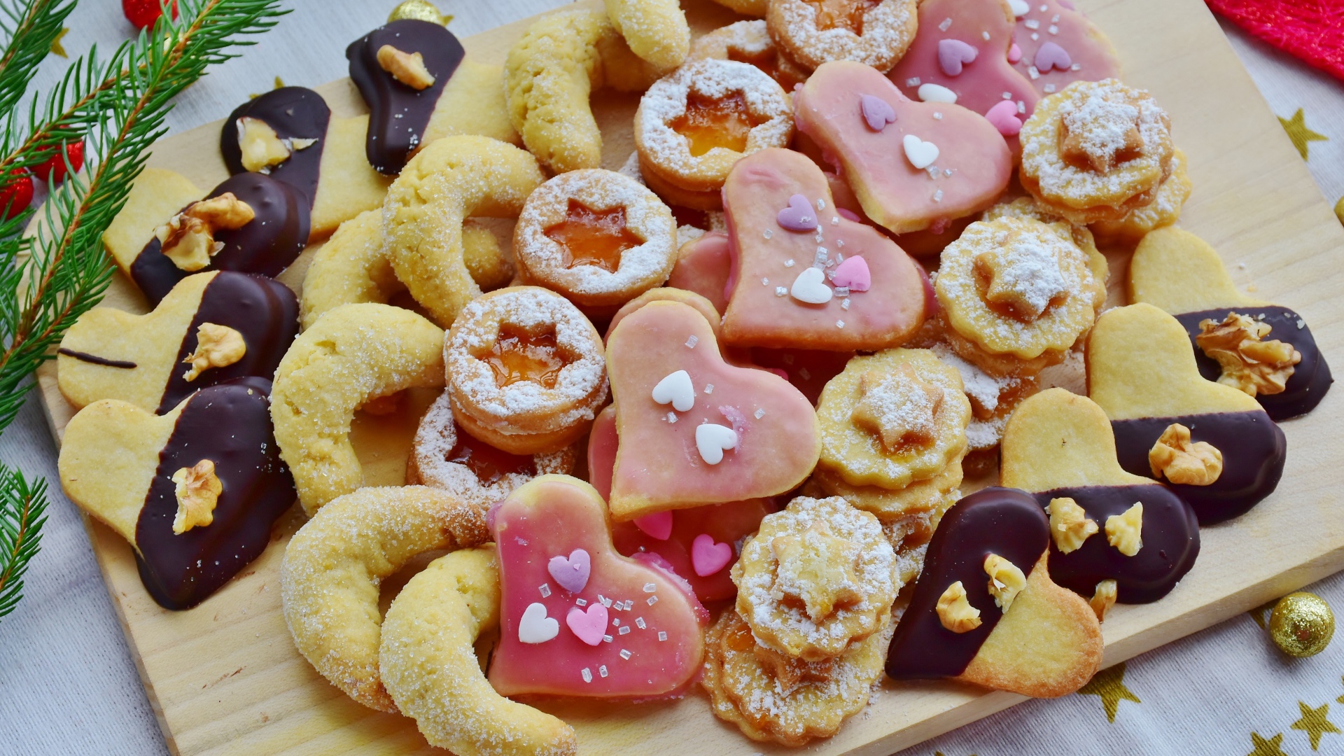 Аппетитное разное сахарное печенье на столе