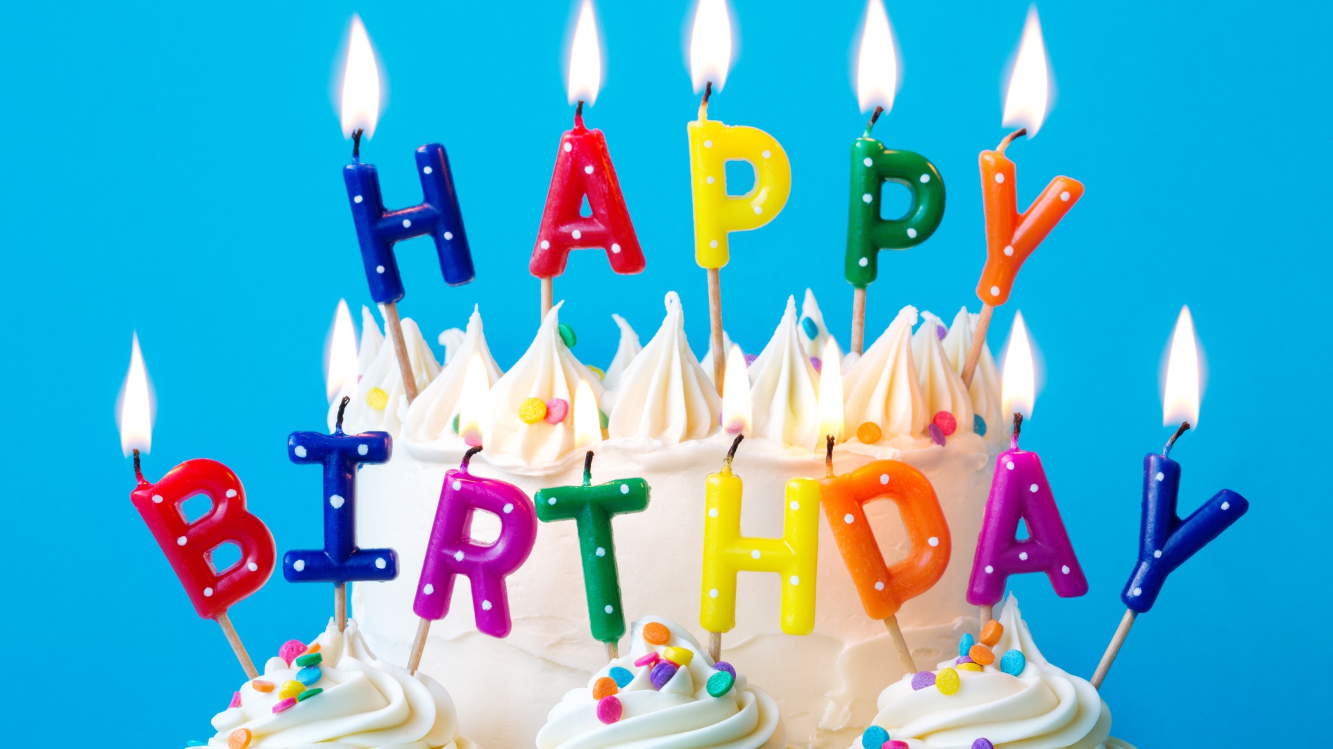 Красивый торт со свечами на день рождения на голубом фоне