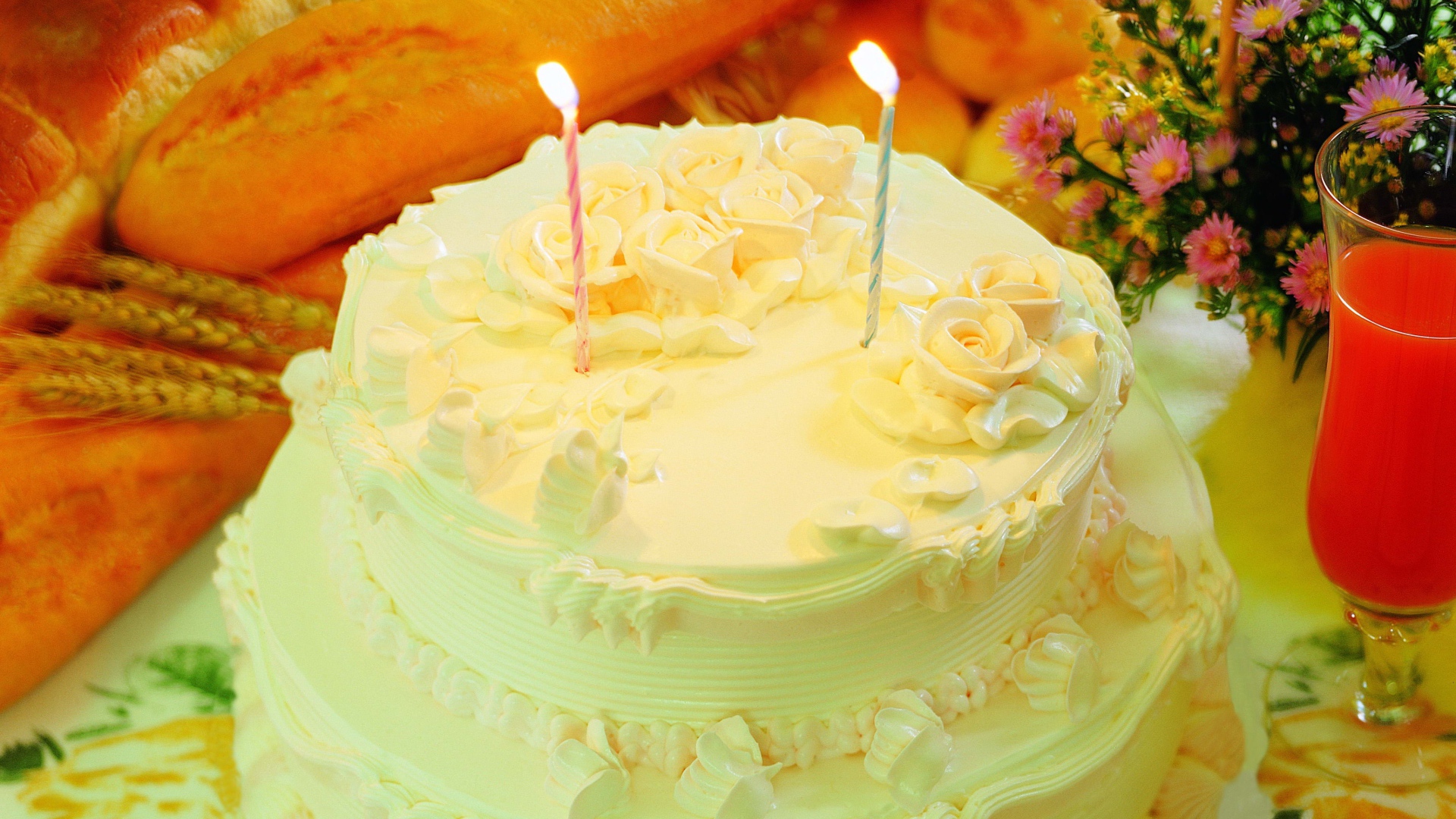 Красивый торт с кремом и двумя свечами 