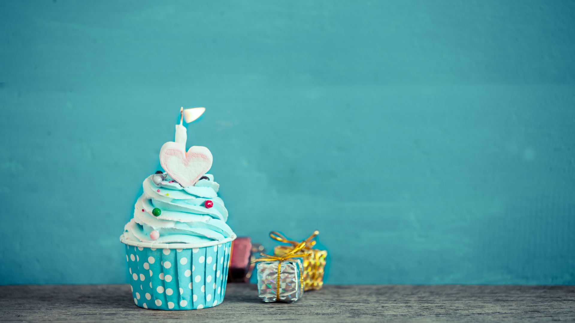 Капкейк с голубым кремом и маленькими подарками