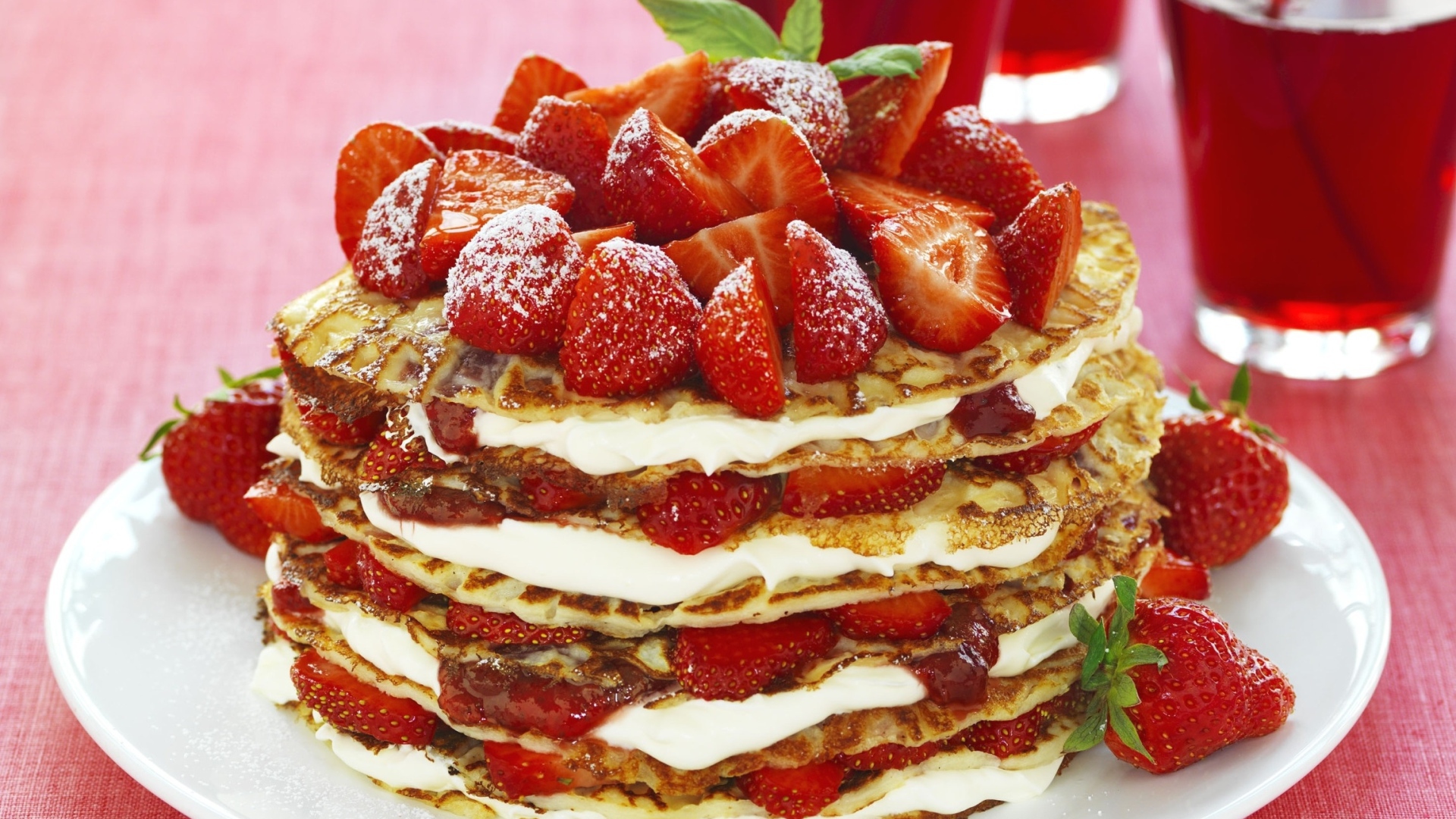 Торт из оладьей с клубникой, джемом и сметаной