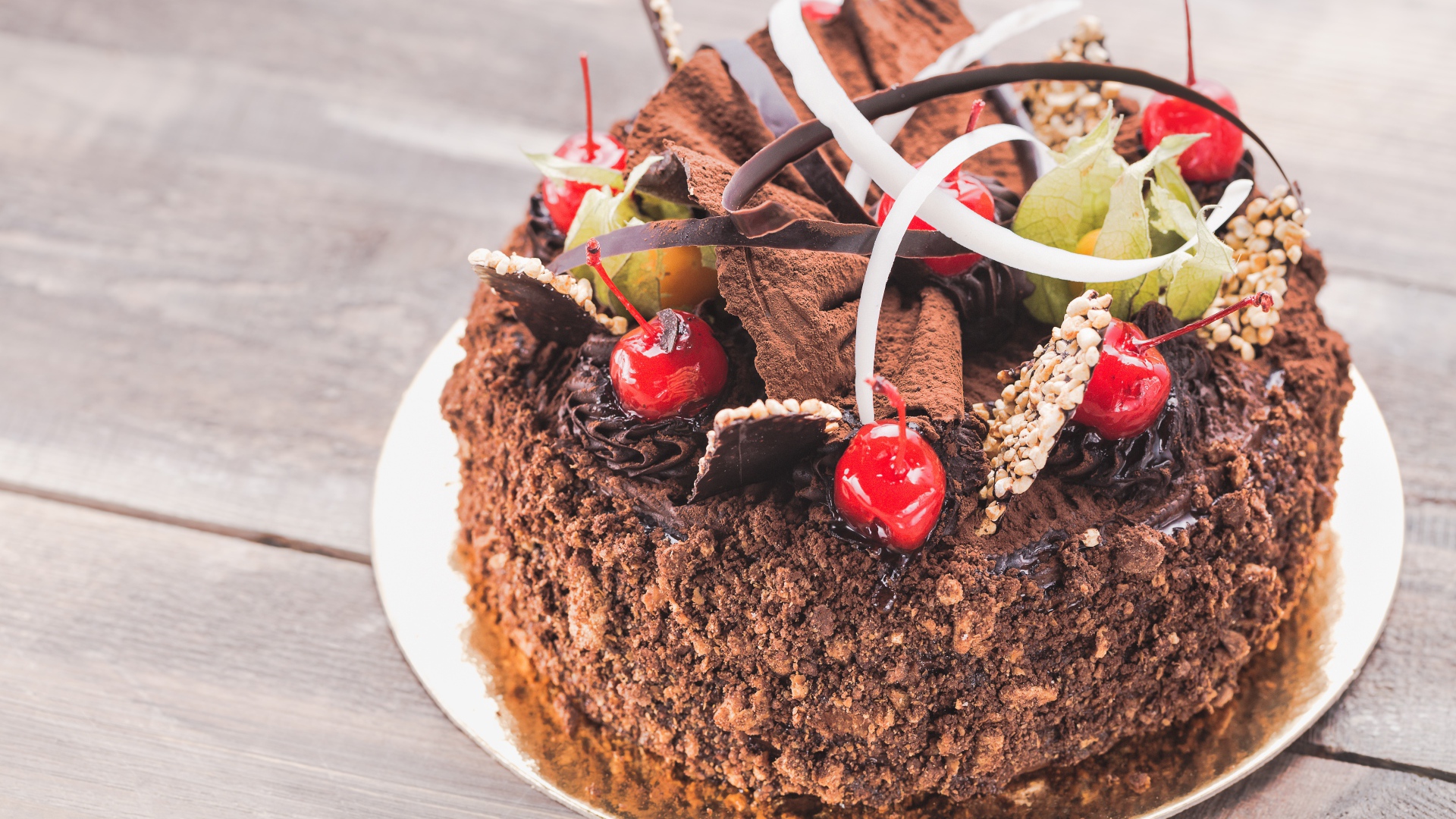 Торт с шоколадом и черешней на столе