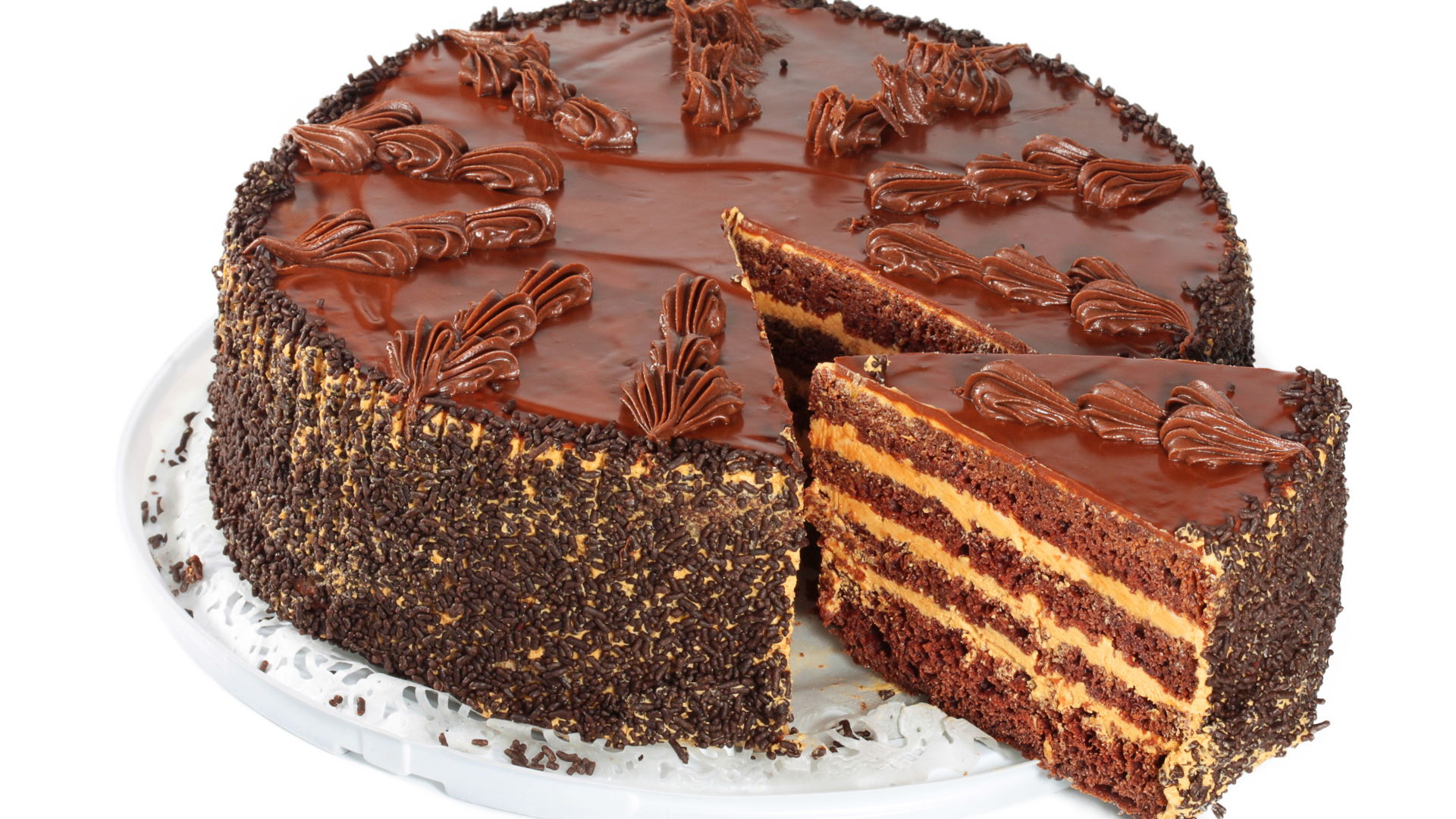 Торт с шоколадом на белом фоне