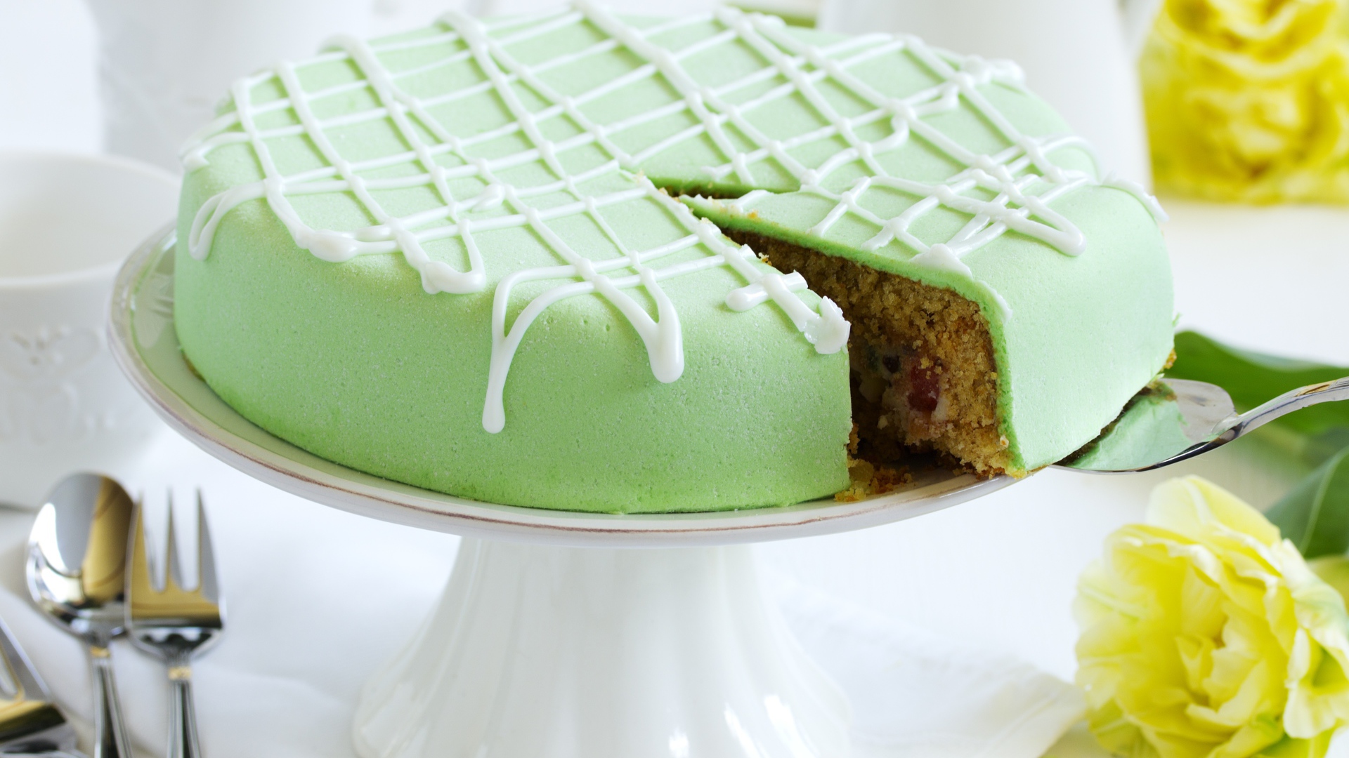 Торт с зеленой мастикой на подносе 