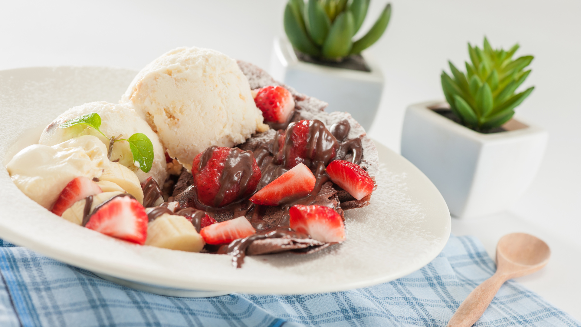 Шарики мороженого с шоколадом, клубникой и бананом