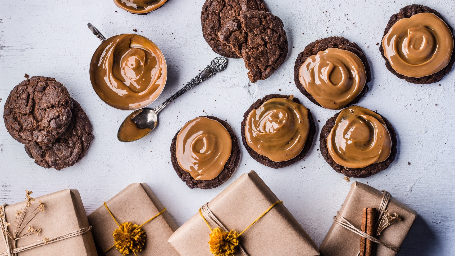 Шоколадное печенье с ореховой пастой на столе с подарками