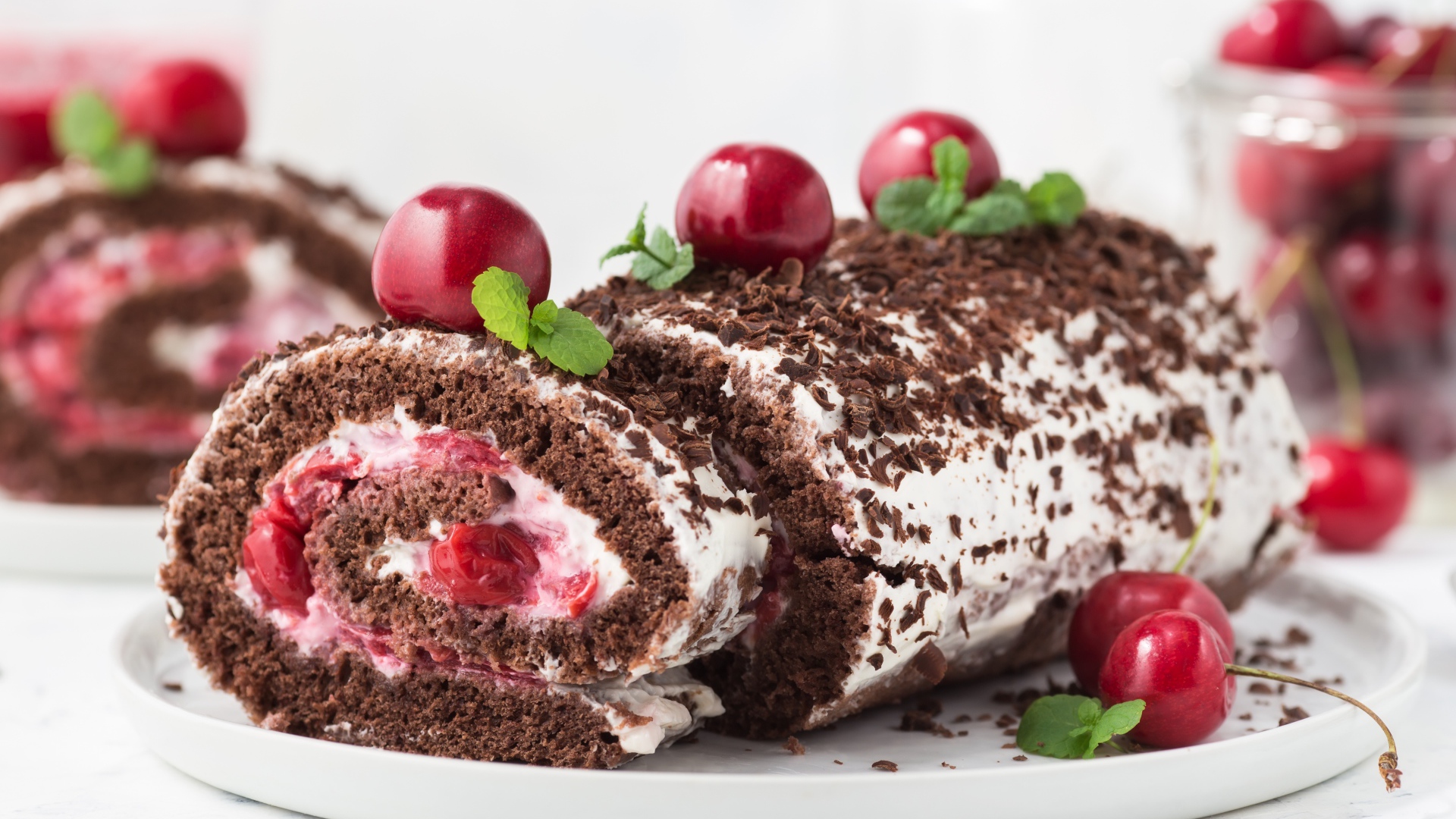 Шоколадный рулет с кремом и черешней 