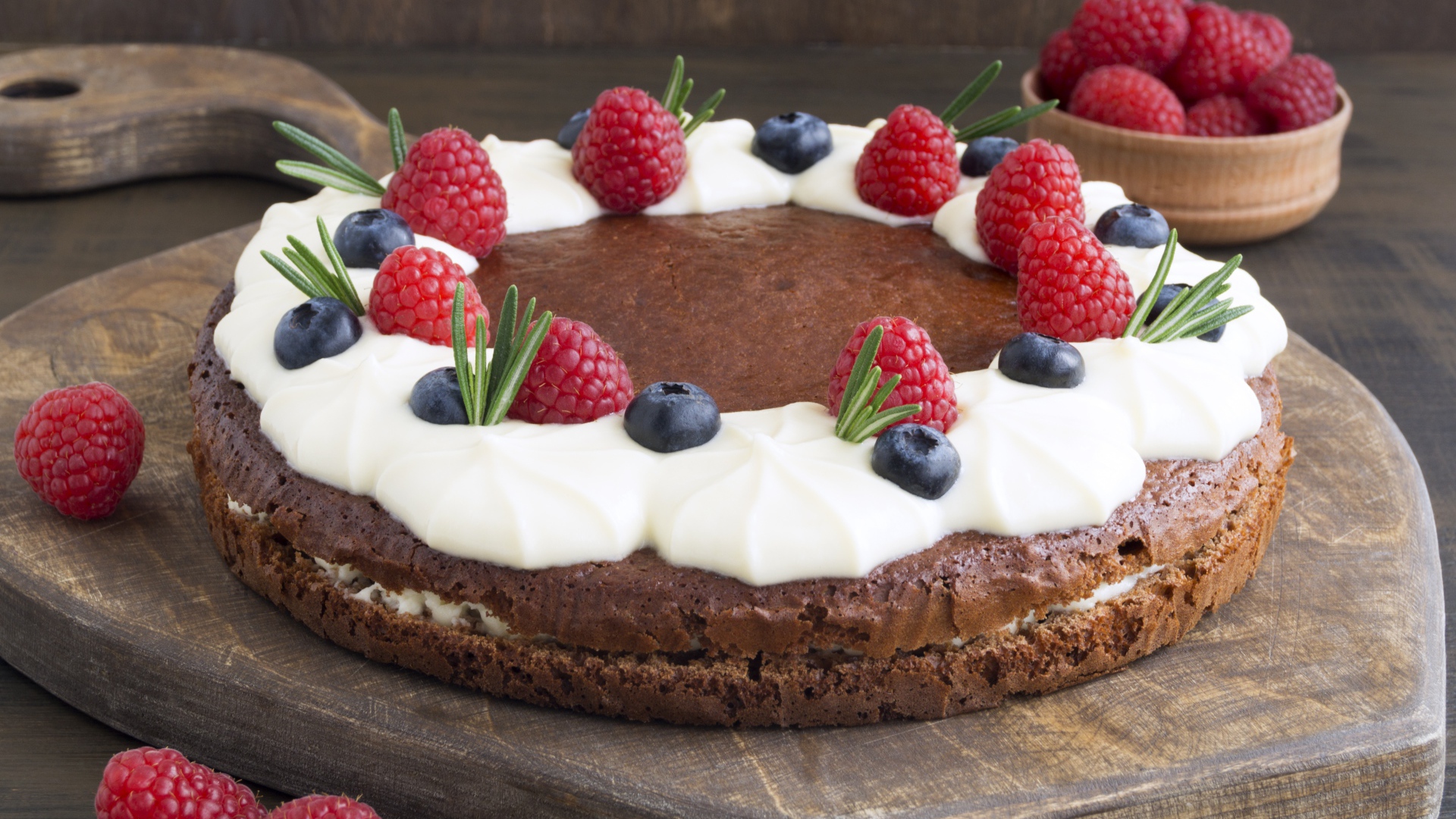 Кофейный торт со сливками и ягодами черники и малины