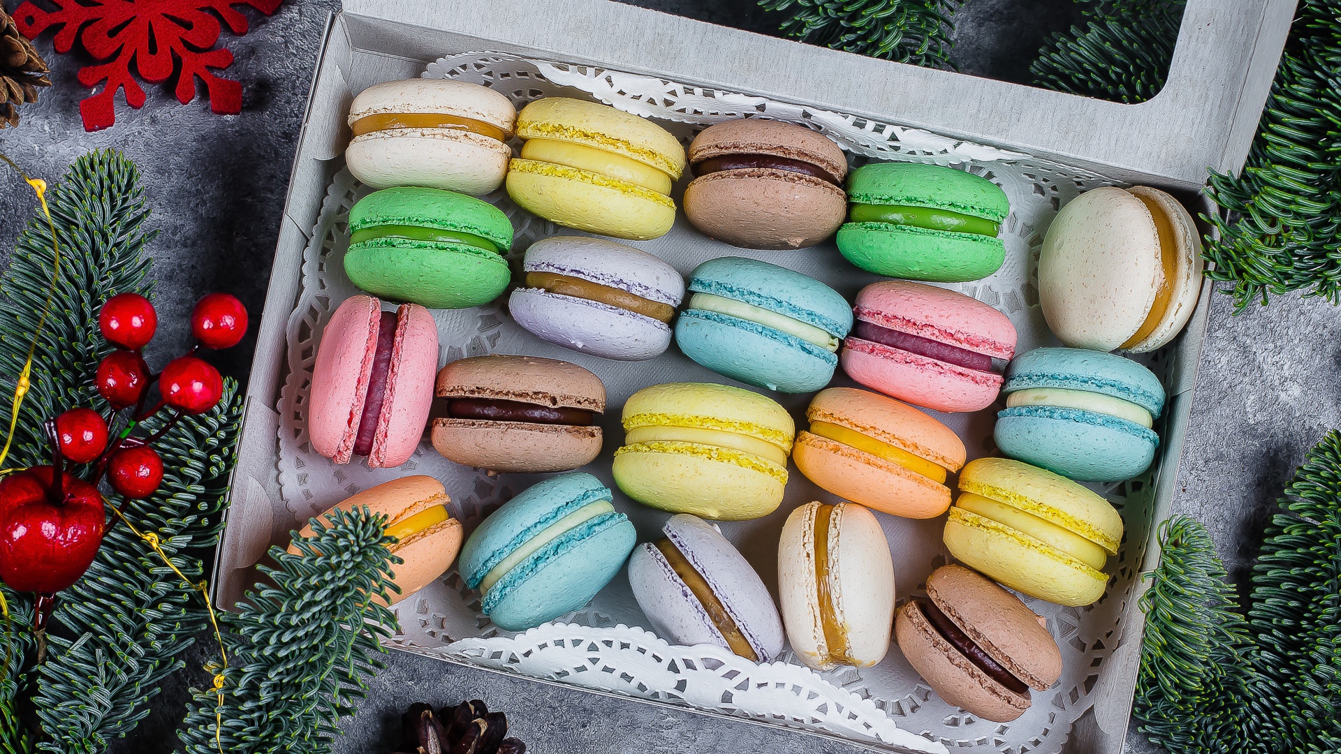 Разноцветное печенье макарун в коробке на столе