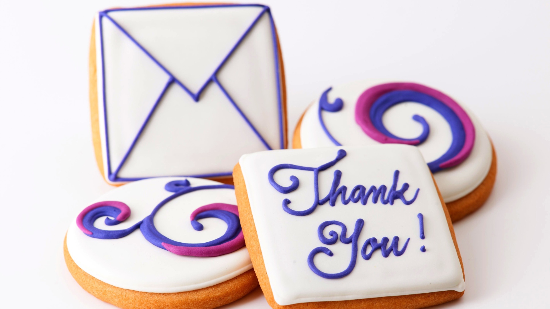 Печенье с надписями на сером фоне