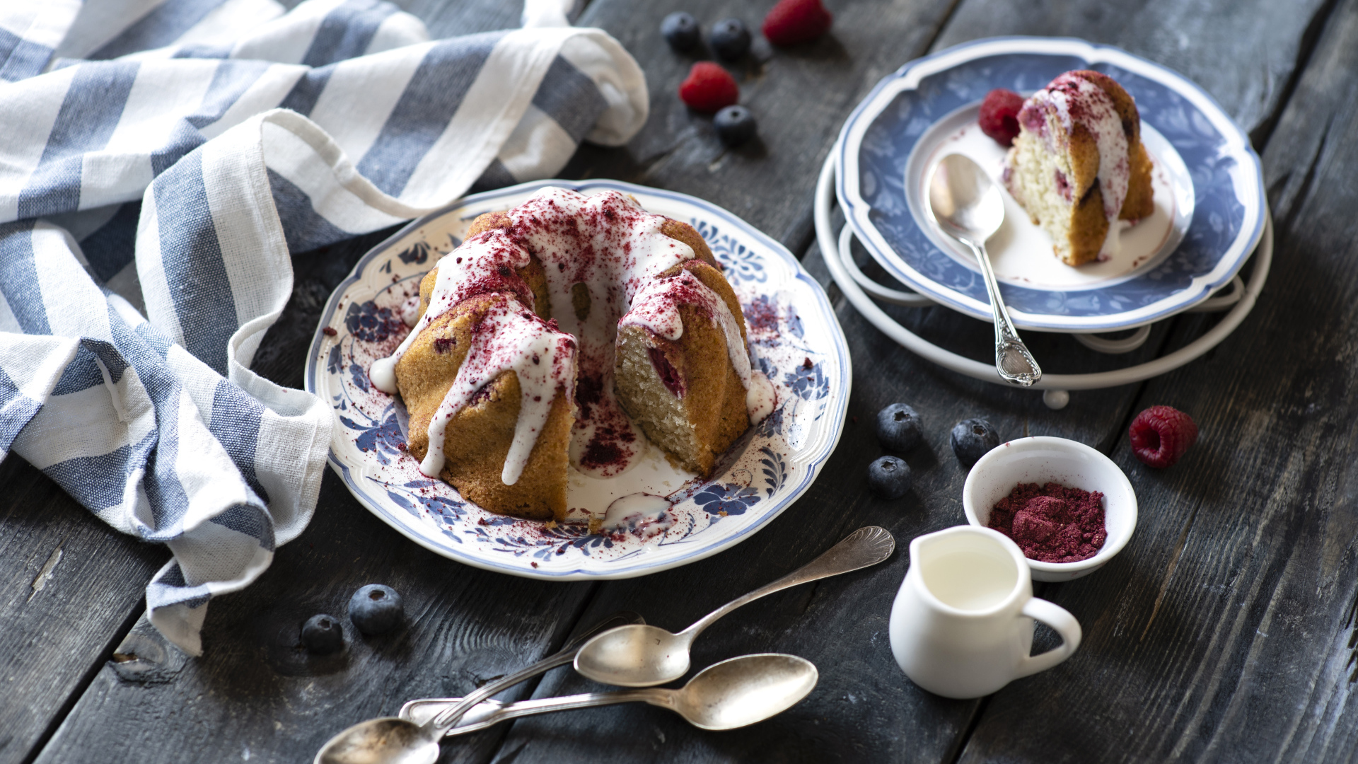 Кекс с кремом и ягодами на столе 