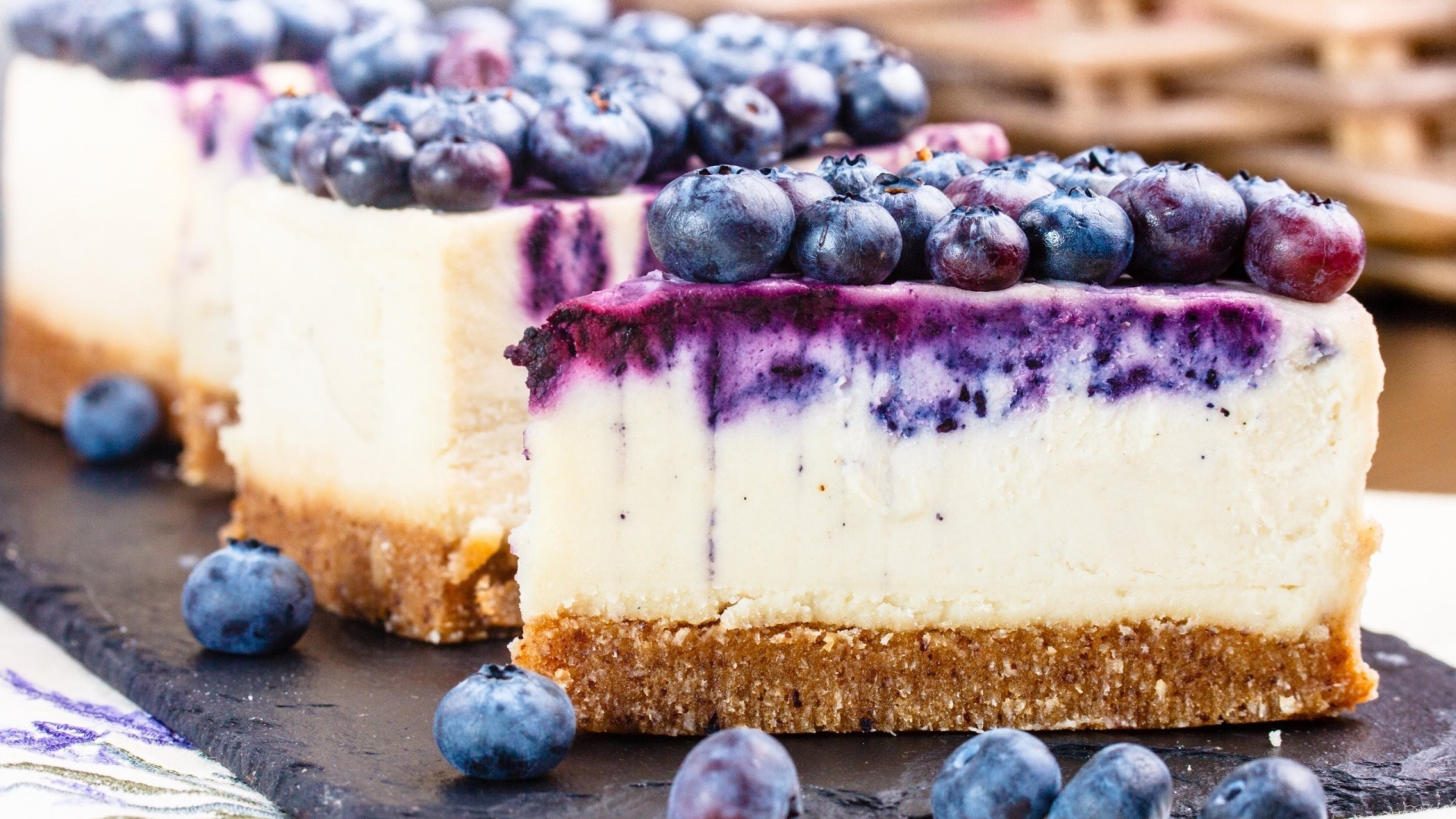 Аппетитный чизкейк с ягодами черники крупным планом