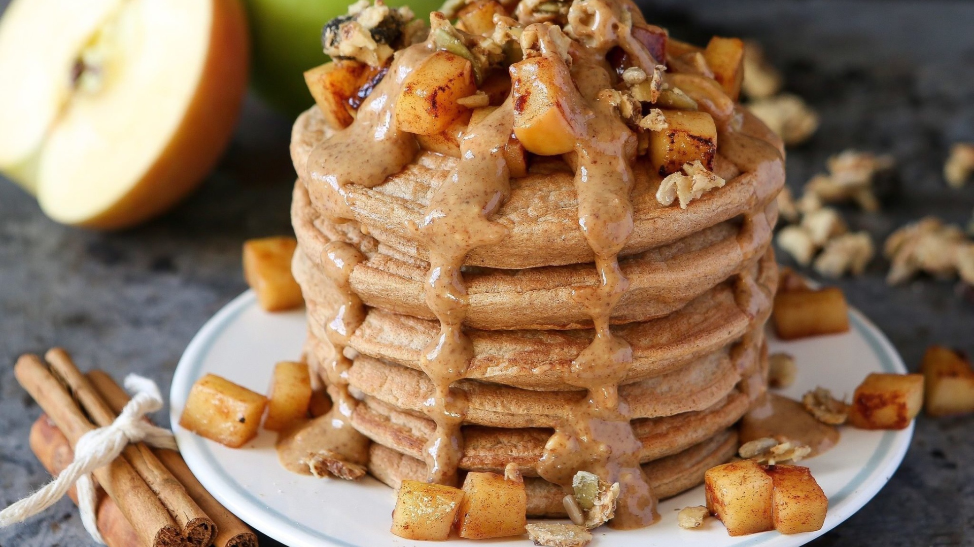 Вкусные оладьи с соусом и фруктами на столе с корицей